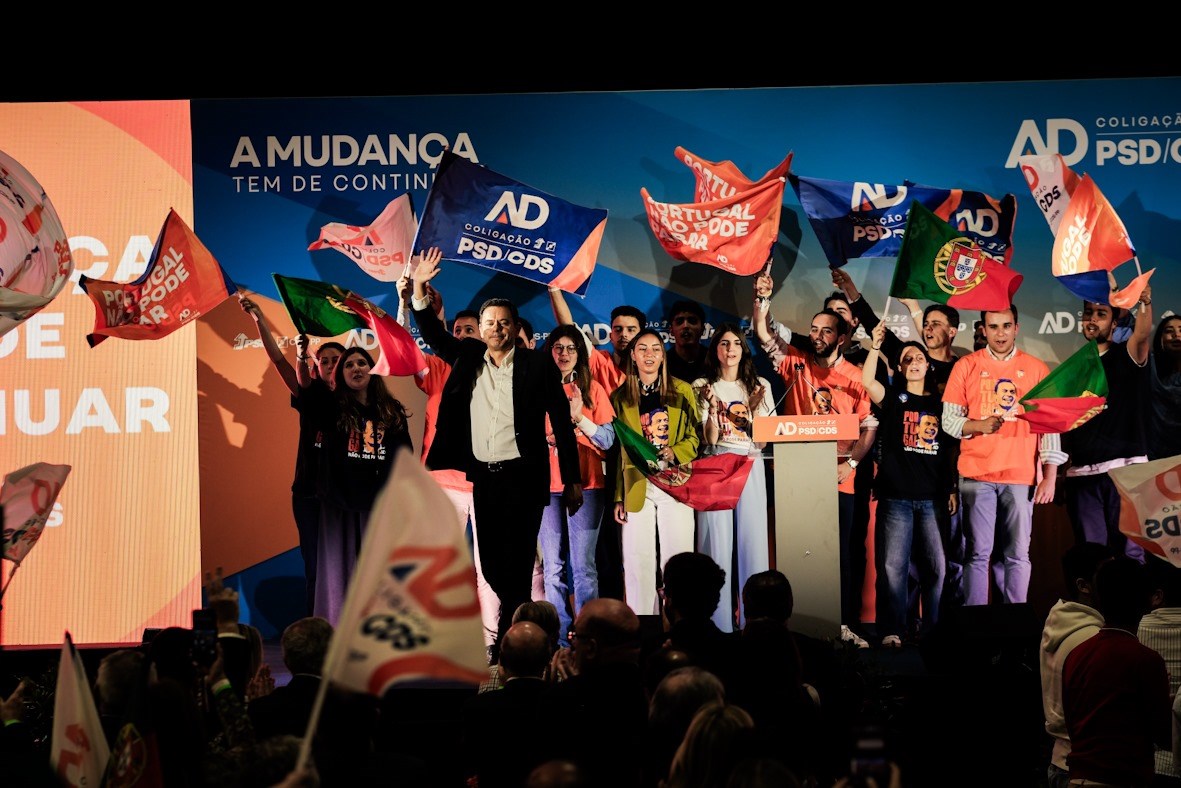 “Bombástico! AD Dispara com Oito Pontos de Vantagem sobre o PS e Está a Um Passo da Maioria Absoluta com a IL!” #ÚltimasNotícias #Portugal “Bombástico! AD Dispara com Oito Pontos de Vantagem sobre o PS e Está a Um Passo da Maioria Absoluta com a IL!” #ÚltimasNotícias #Portugal
