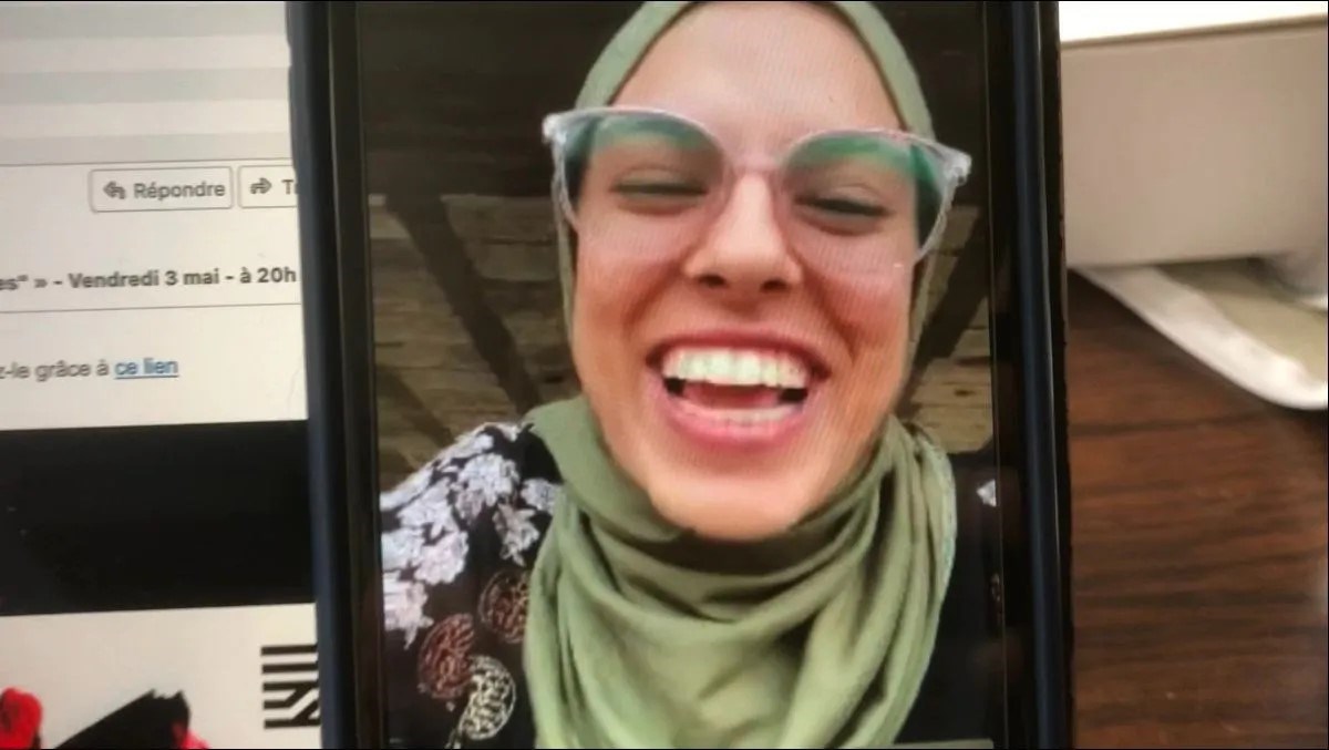 A fotógrafa palestiniana Fatma Hassona morreu, mas está aqui