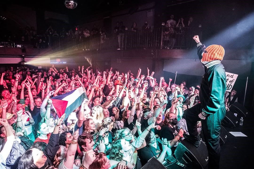 Membro da banda Kneecap acusado de terrorismo por segurar bandeira do Hezbollah