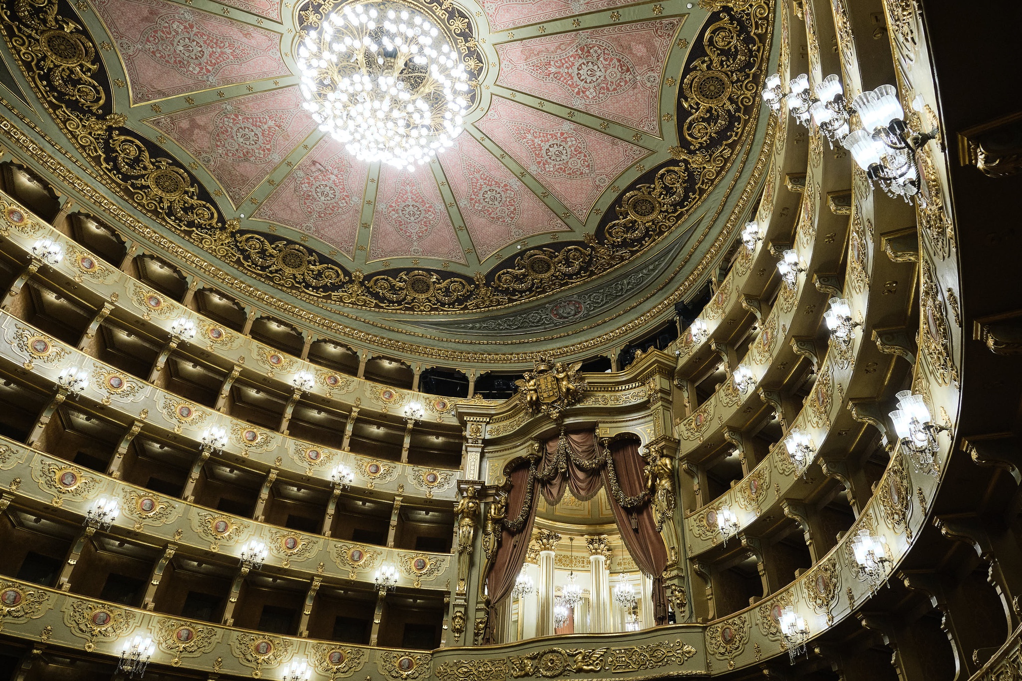 RG Rui Gaudencio - 4 Marco 2021 - PORTUGAL, Lisboa - Obras de conservacao e restauro no teatro Nacional de Sao Carlos (TNSC) - sala vazia tecto camarotes camarote real