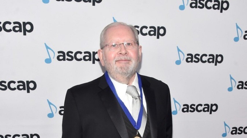 Morreu o compositor Alf Clausen, que deu música aos fãs de <em>Os Simpsons</em> em mais de 550 episódios