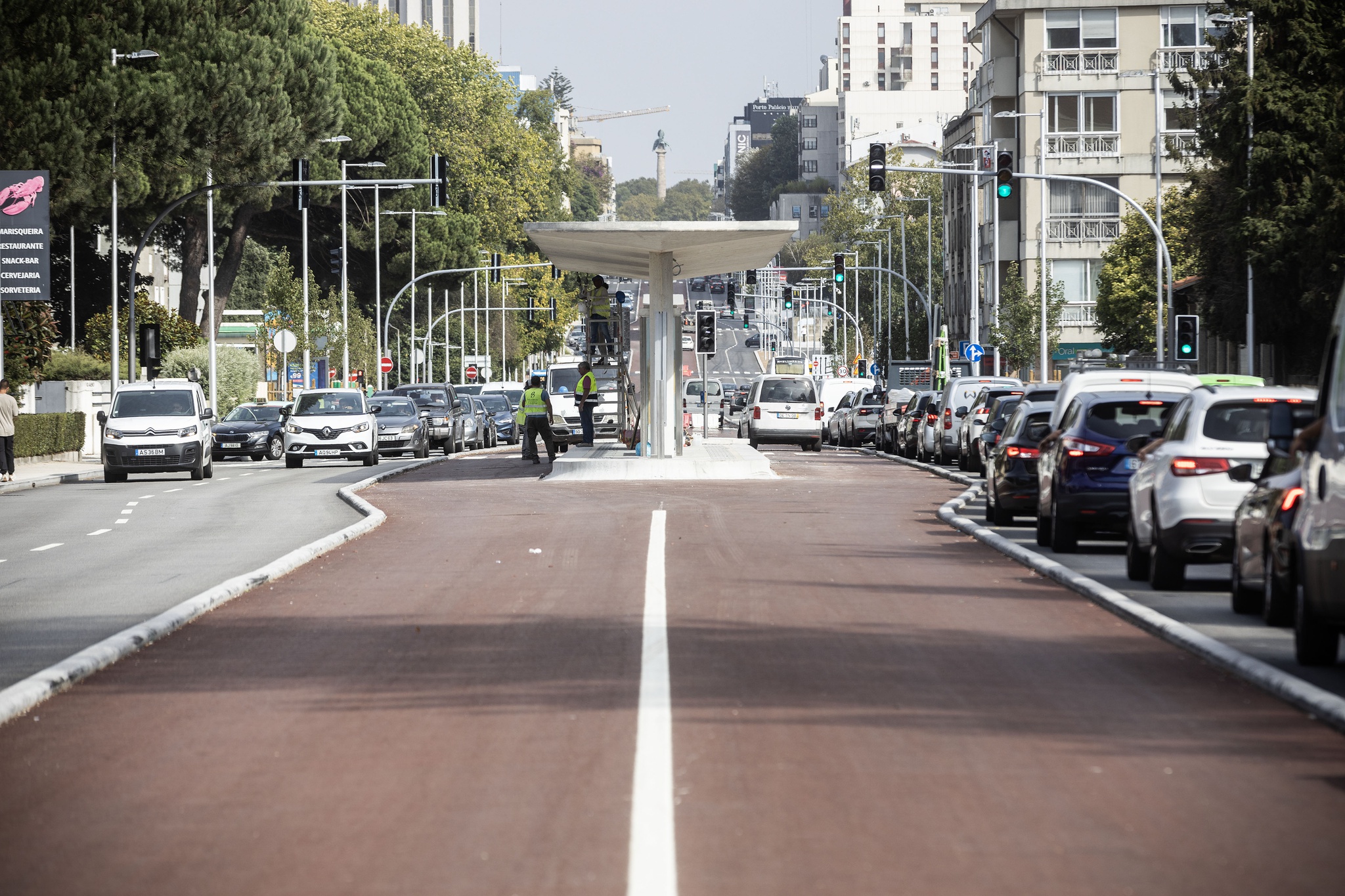 Proposta da câmara para <em>metrobus </em>na Boavista obriga a duplicar estações