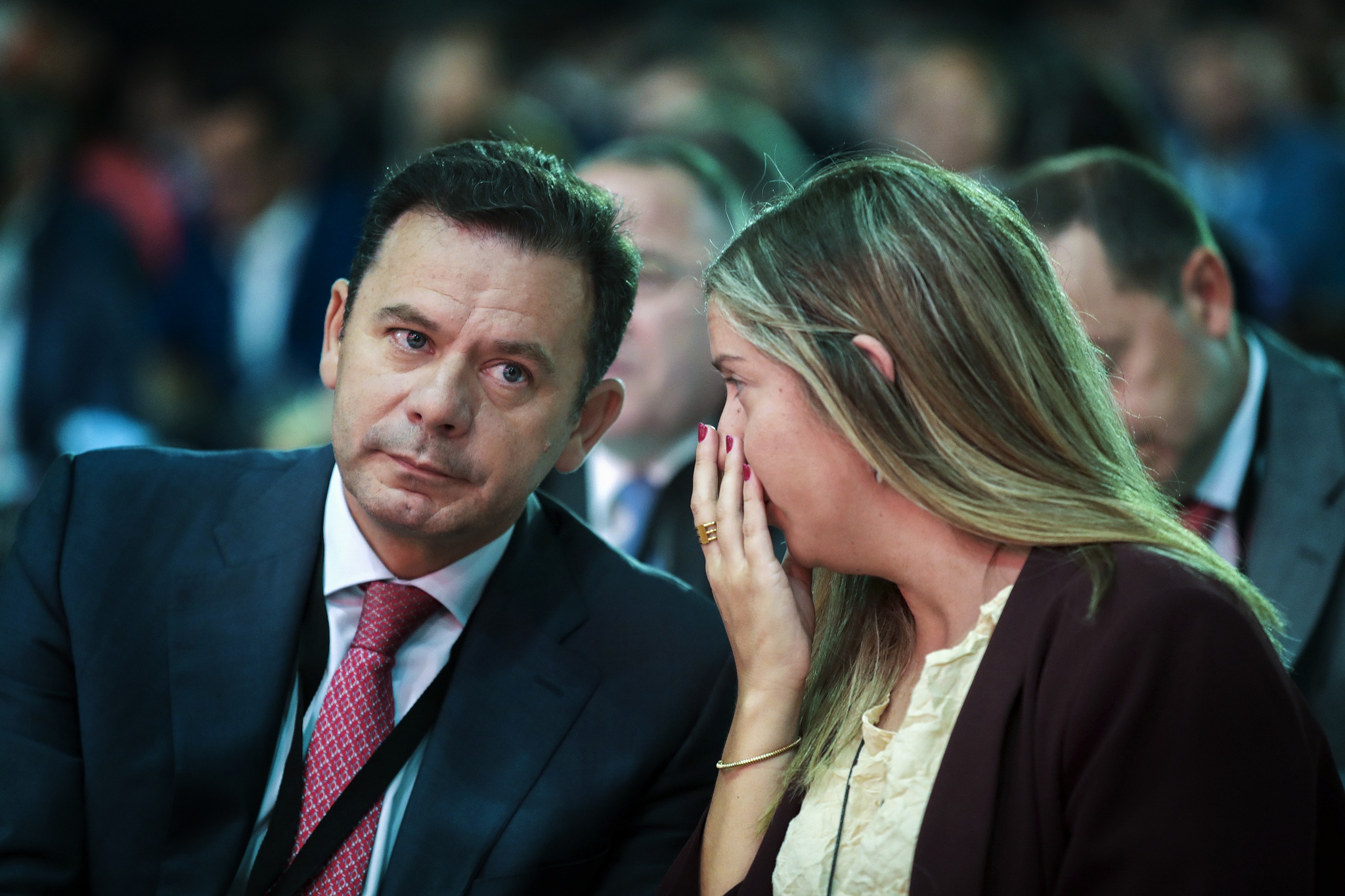 Luis Montenegro (E), presidente eleito do PSD, acompanhado por Margarida Balseiro Lopes (D), durante o 40.º Congresso Nacional do Partido Social Democrata, que decorre até domingo no Pavilhão Rosa Mota, no Porto, 02 de julho de 2022. ESTELA SILVA/LUSA