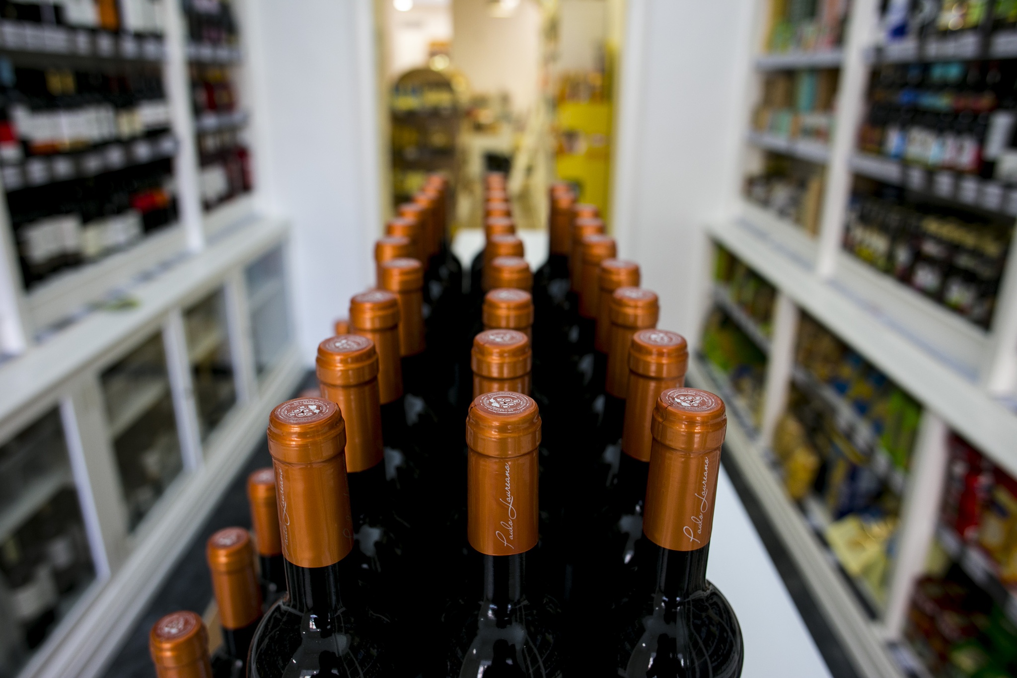 BLR bruno lisita 25 setembro 2015 - PORTUGAL, Lisboa, Chiado - Nova loja da cadeia de supermercados Ten to Ten - zona da garrafeira garrafas de vinho