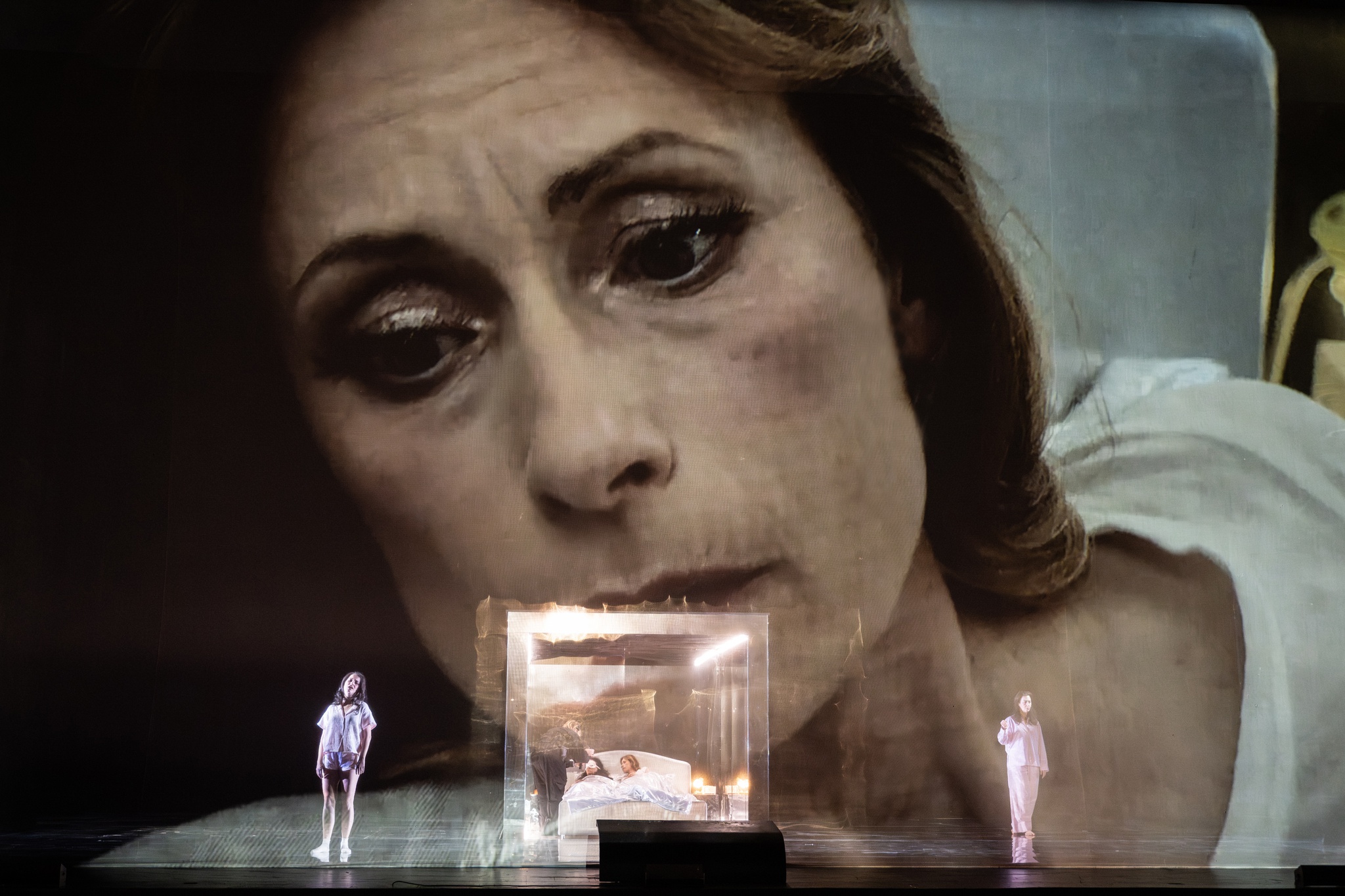 Ort: Deutsches Oper, Berlin. Titel: Lash - Acts of Love. Komposition: Rebecca Saunders. Musikal. Leitung: Enno Poppe. Insz.: Dead Centre. Buehne & Kostueme: Nina Wetzel. Video: Sebastien Dupouey. UA: 20.06.25 Darst.: 
Anna Prohaska, 
Noa Frenkel, 
Sarah Maria Sun, Katja Kolm. Copyright: Marcus Lieberenz/bildbuehne.de (Veroeffentlichung nur gegen Honorar und Belegexemplar!)