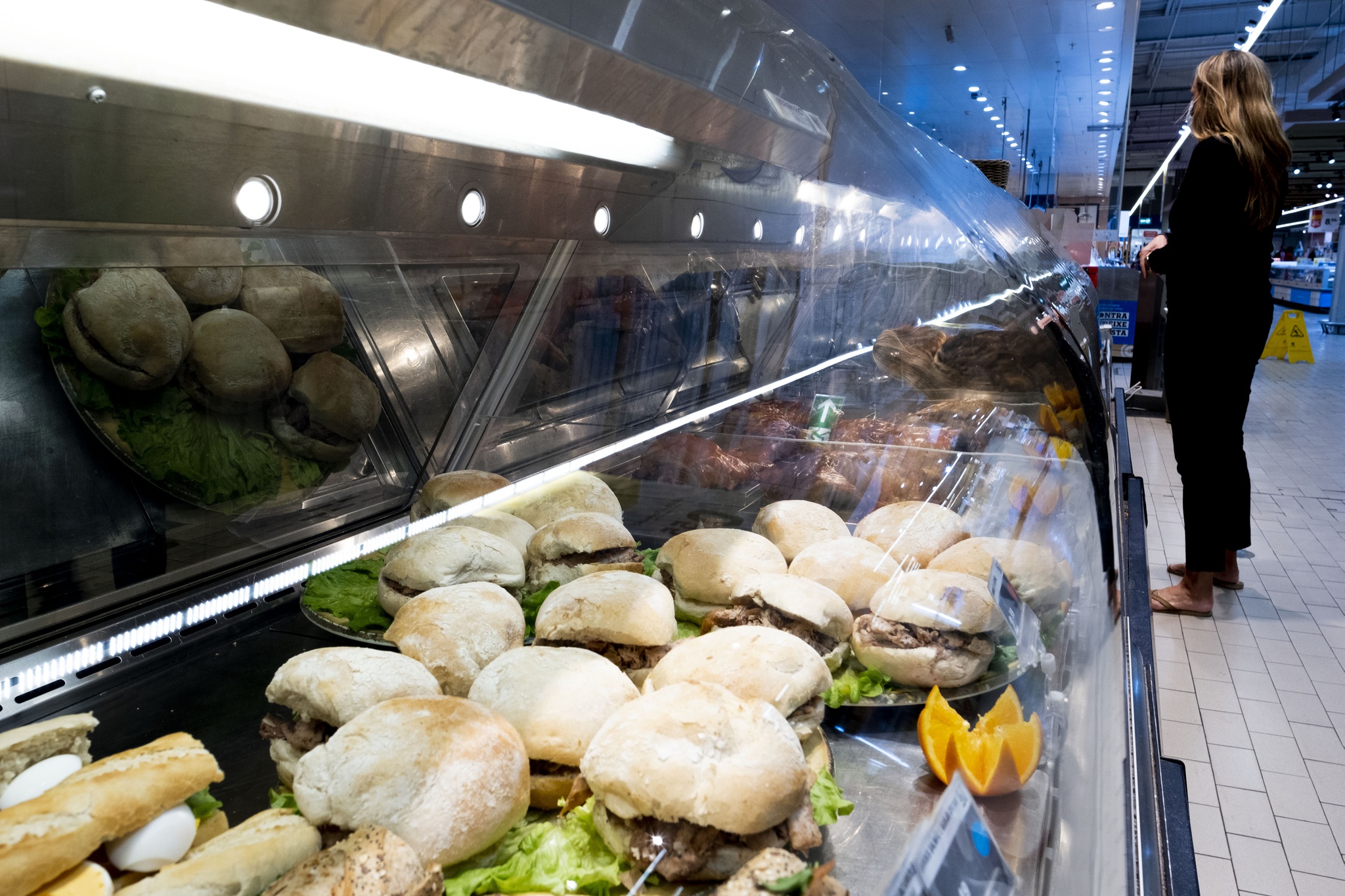 PP paulo pimenta - 22 fevereiro 2022 - PORTUGAL, Porto - Crise climatica - hipermercado supermercado continente, apostam sobre materiais que possam ser reciclaveis ou feitos, eles proprios, de materiais reciclados.- Take away - sanduiches sandes de carne - mulheres