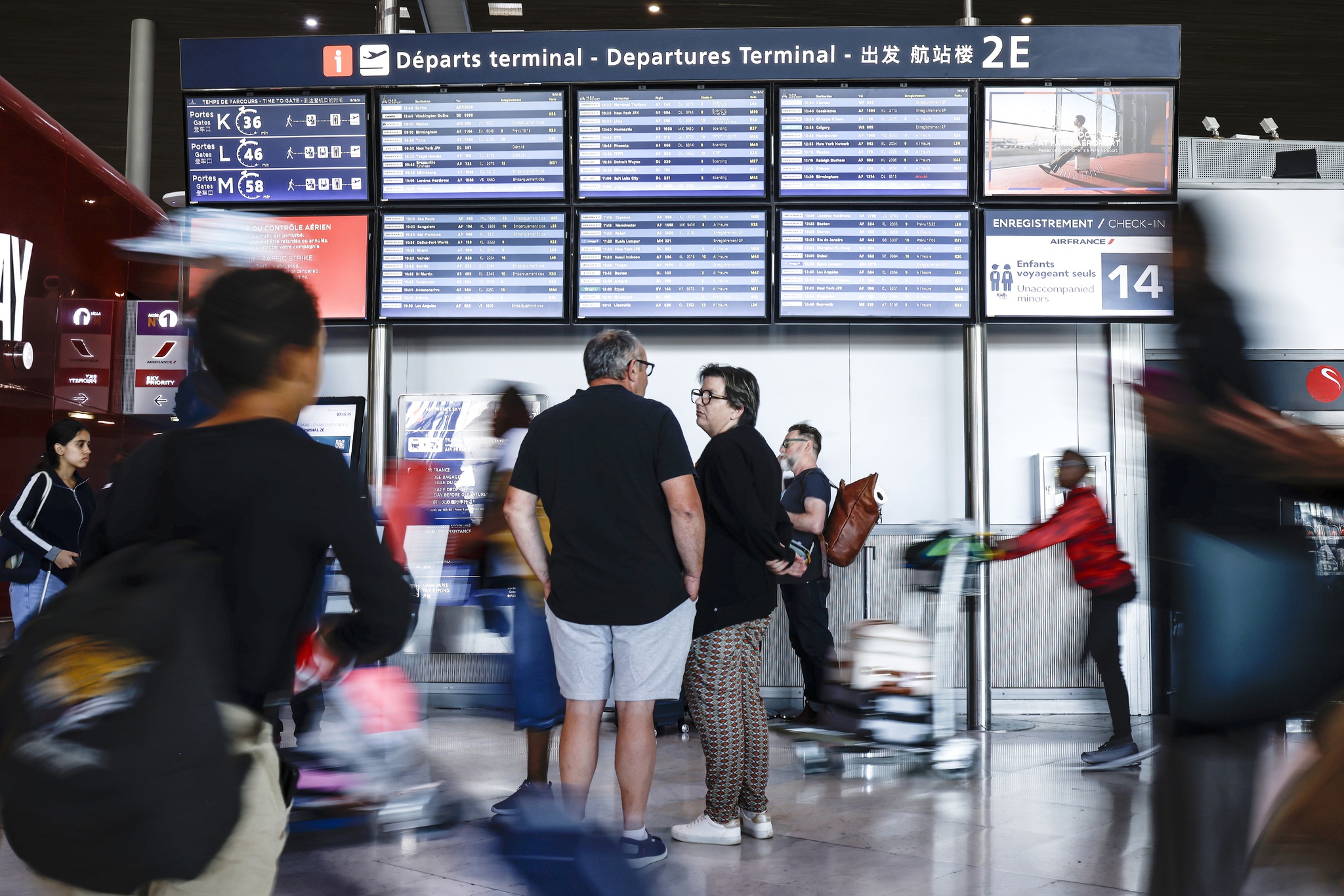 Passageiros hoje no aeroporto Paris Charles de Gaulle Airport a aguardar informações sobre os voos
