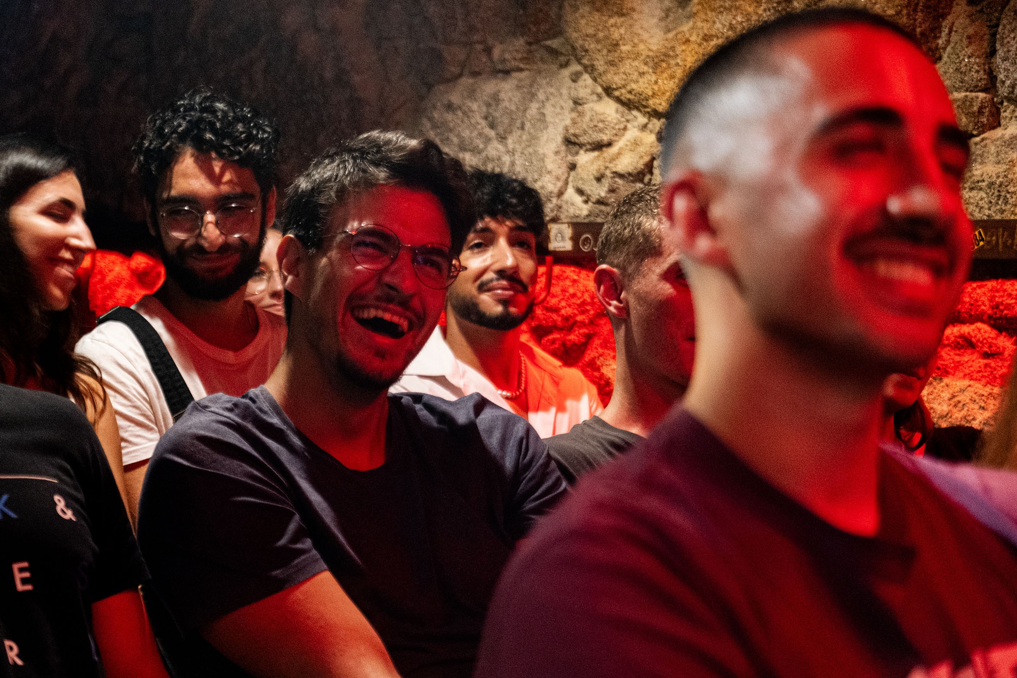 Paulo Pimenta - 6 Agosto 2024 - Portugal, Porto - Noite de stand-up comedy no Bar Ferro (Ferro Comedy Club). Espectadores durante a actuação dos humoristas, comediantes. Reportagem sobre profissionalização do humor