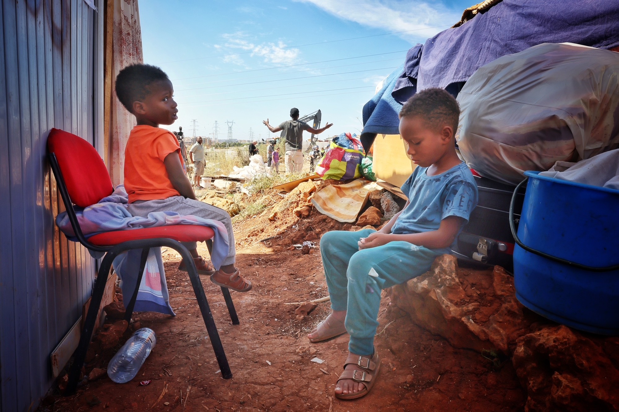 Com contestação e à força, Loures avança com demolições de barracas | Reportagem | PÚBLICO