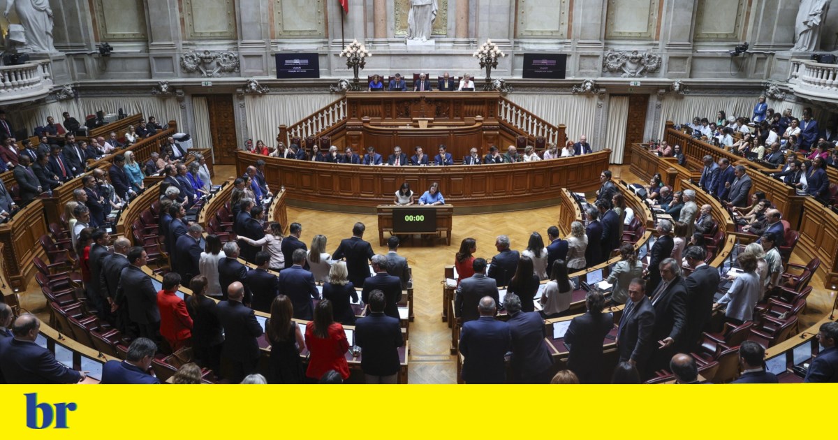 Featured image for article: Portugal's Parliament to Overhaul Immigration Laws: Major Impacts for Foreign Investors and Expats