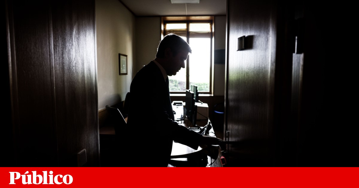 PS Leader Carneiro Proposes Housing Crisis Solutions in Letter to Montenegro