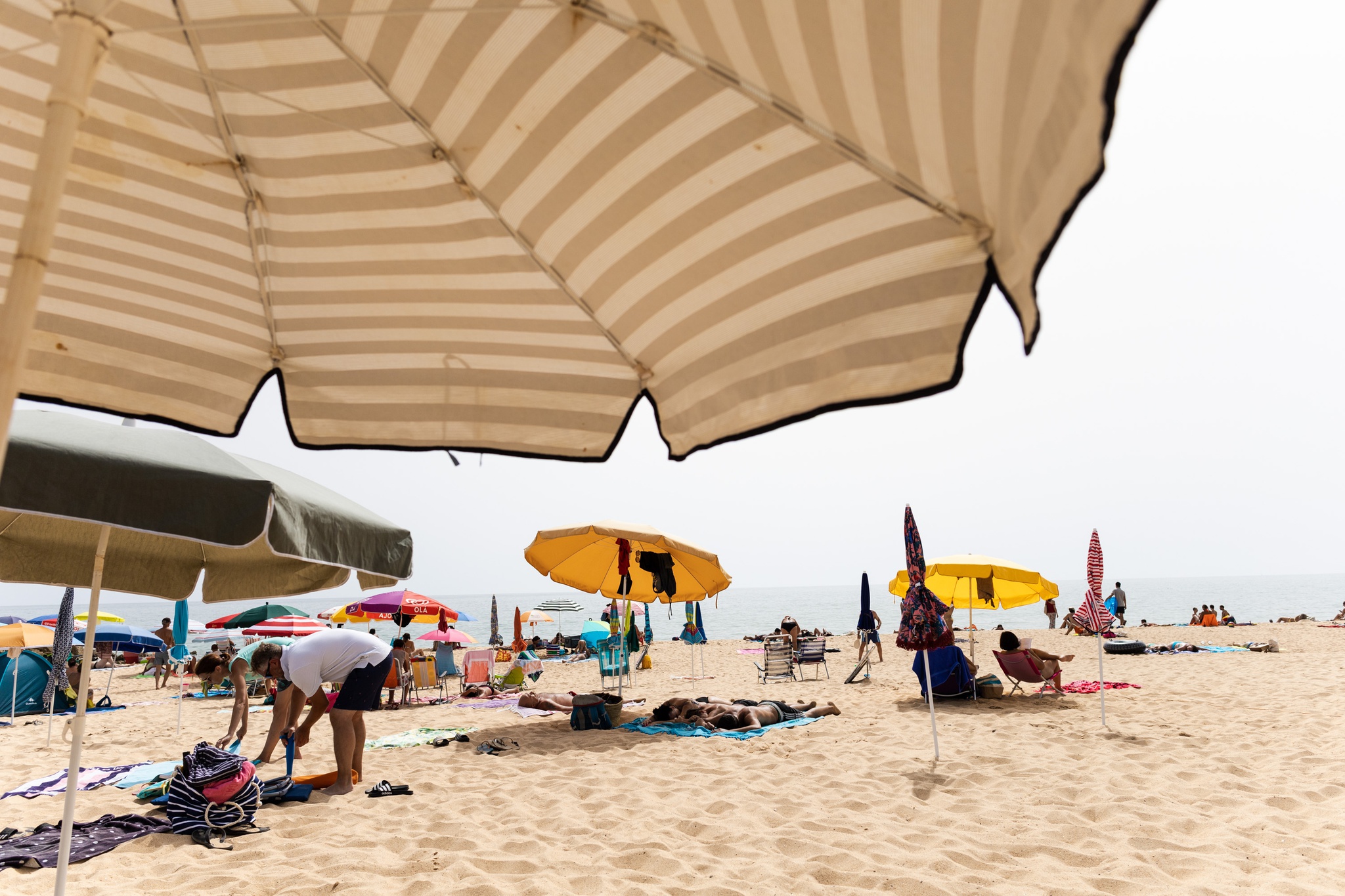 MVR Matilde Fieschi - 9 e 10 Agosto 2023 - PORTUGAL, Quarteira - Algarve - Praia da Quarteira, areal, guarda-sol, guarda-sois, mar, turistas - reportagem Ferias dos Portugueses (Algarve com precos mais caros que outros destinos turisticos)