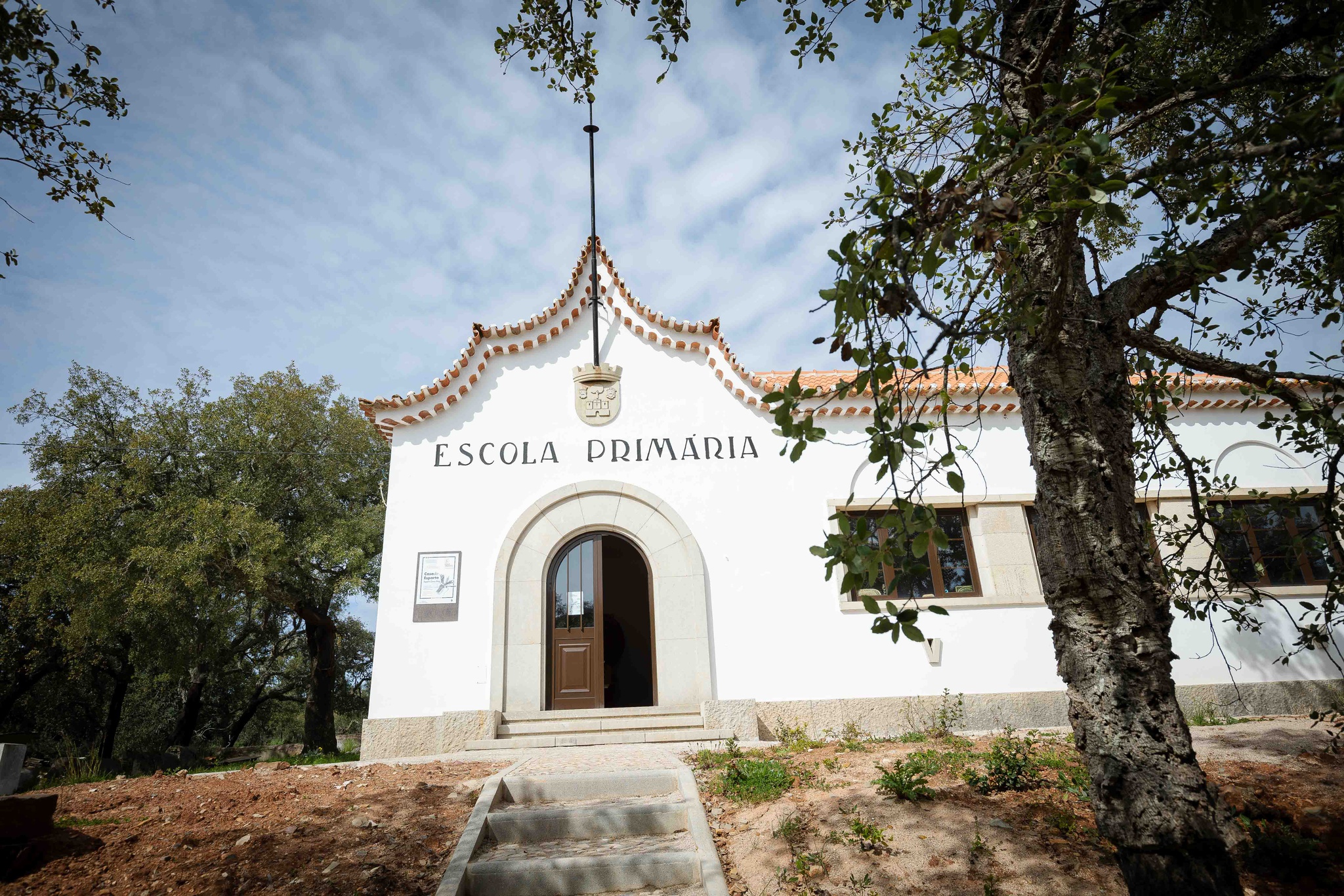 dd Duarte Drago (colaborador) - 15 Marco 2024 - PORTUGAL, Sarnadas (freguesia de Alte no concelho de Loule) - Algarve, interior algarvio - Edificio da antiga escola primaria, onde funciona a Casa de Esparto, projecto quer preservar as memorias e tradicao do trabalho do esparto em Sarnadas