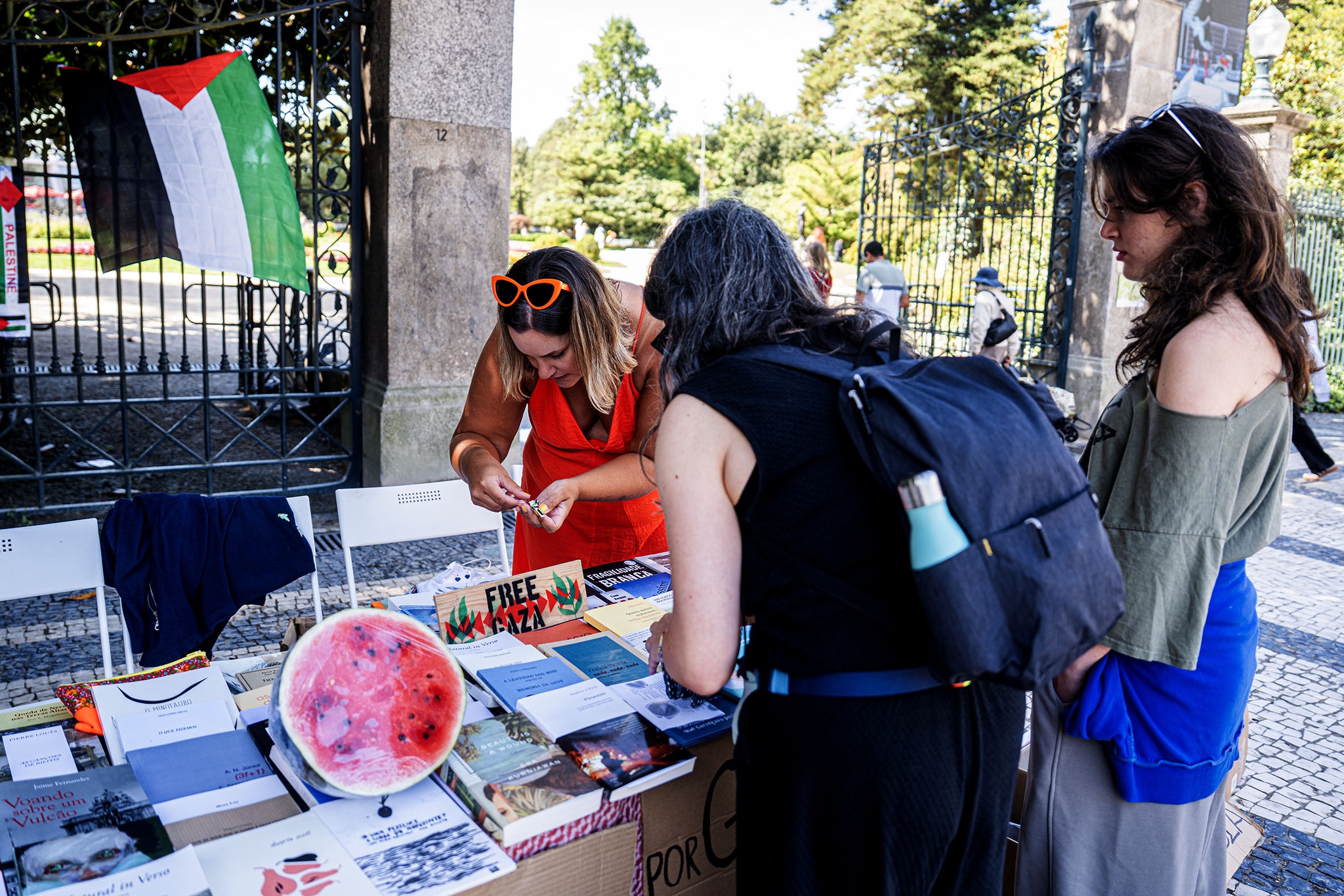 PP 31 AGOSTO 2025 PORTO PALACIO CRISTAL EXTERIOR MOVIMENTO PELA PALESTINA MONTA BANCA COM UMA VENDA DE LIVROS QUE VAI REVERTER PARA ASSOCIAÇÕES EM GAZA PEDIRAM Á FEIRA DO LIVRO PARA MONTAR A BANCA LÁ DENTRO MAS NÃO OBTIVERAM AUTORIZAÇÃO 
