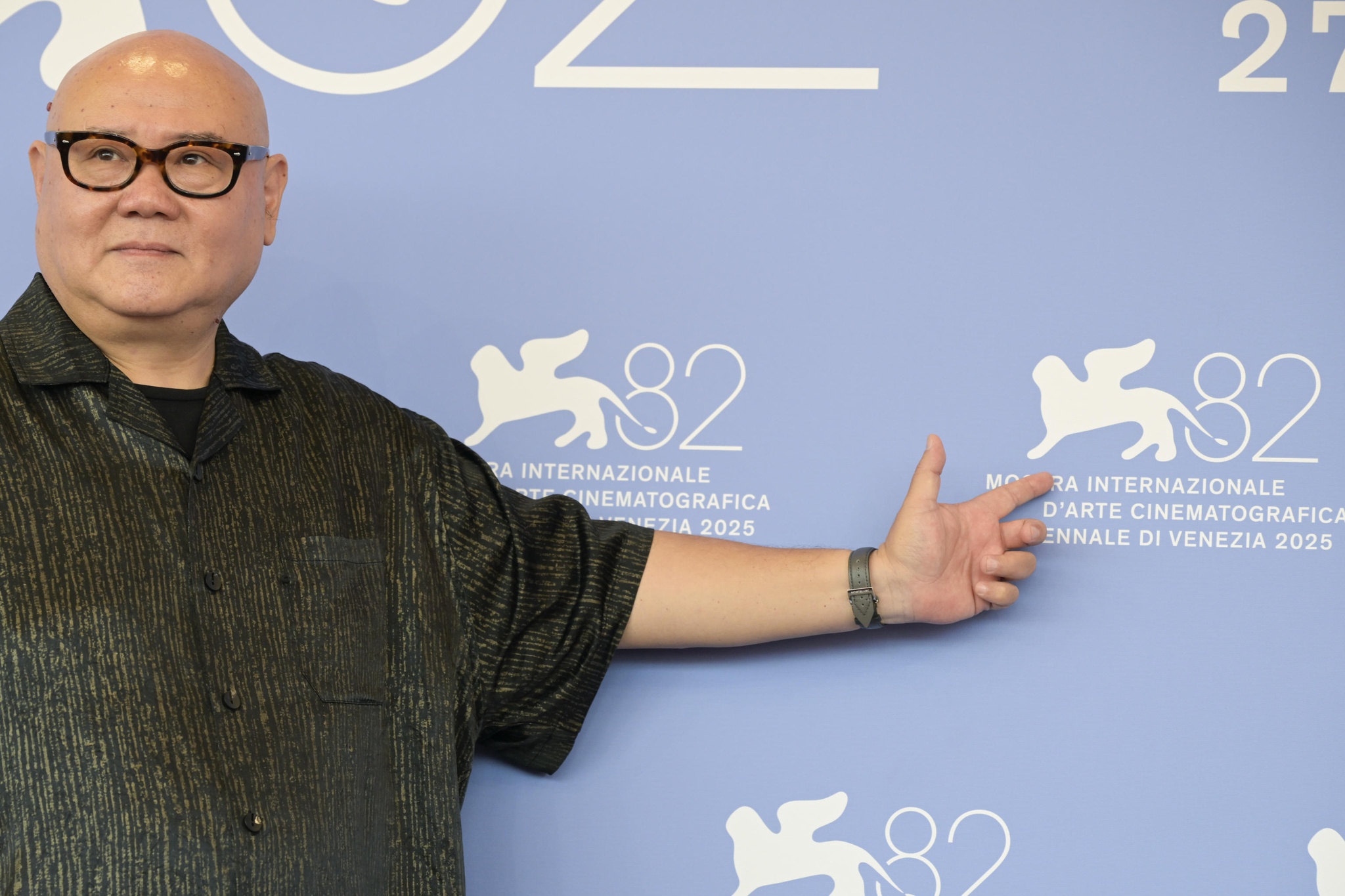 epa12354715 Chinese director Cai Shangjun poses during a photocall for 'Ri gua zhong tian (The Sun Rises on Us All)' at the 82nd annual Venice International Film Festival, in Venice, Italy, 05 September 2025. The film festival runs from 27 August to 06 September 2025. EPA/RICCARDO ANTIMIANI