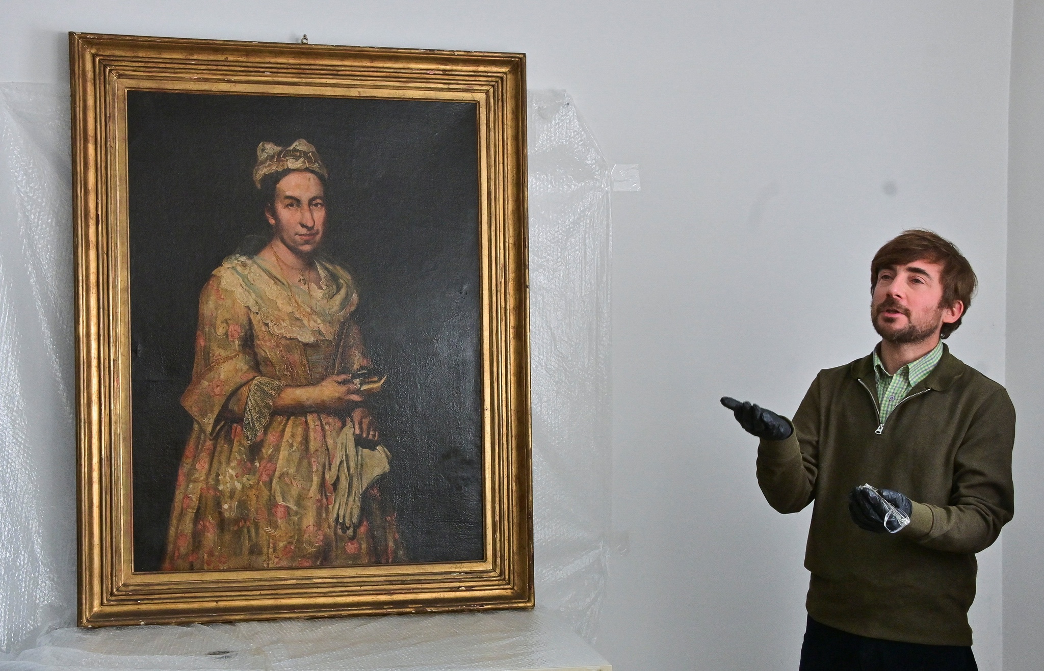 Curator Ariel Bassano addresses the media next to a portrait of Contessa Colleoni by Italian artist Giuseppe Ghislandi, an iconic painting stolen decades ago by the Nazis, following its recovery by Argentine officials after it was spotted in a real estate photo, in Mar del Plata, Argentina September 3, 2025. REUTERS/Jose Scalzo