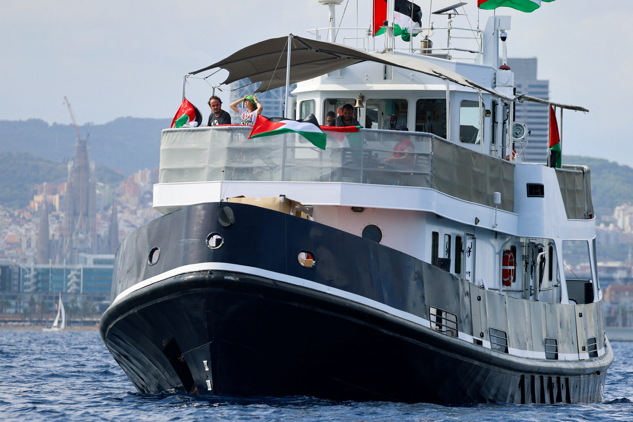 Barco da Flotilha para Gaza atingido por drone. Tunísia nega ataque | Gaza  | PÚBLICO