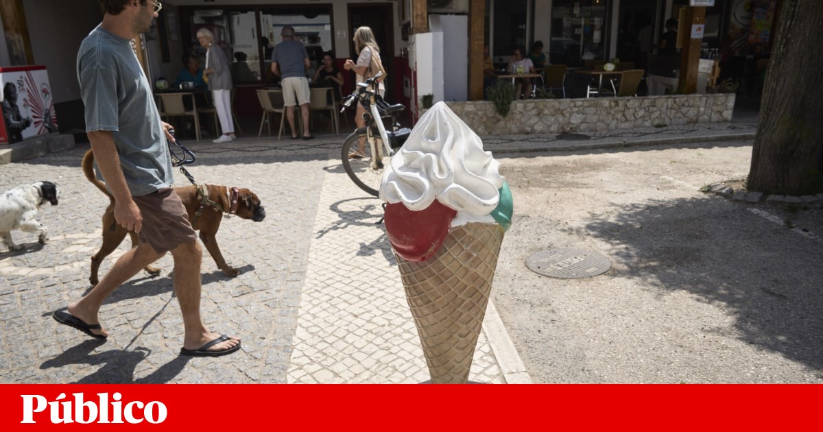Algarve's Tourism Boom: Hotel Occupancy Dips Slightly in August, But Waste Production Spikes – What's Behind the Numbers?