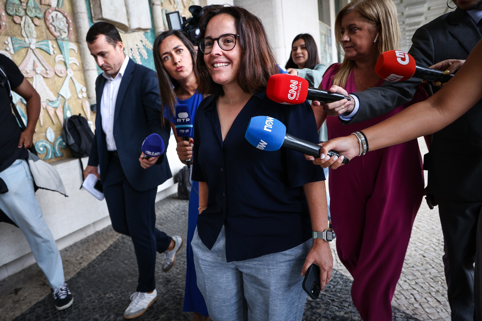 A humorista, Joana Marques (C), à chegada para uma sessão de julgamento sobre o caso em que os Anjos exigem uma indemnização de mais de 1 milhão de euros a Joana Marques por uma piada sobre uma interpretação do hino nacional, em Lisboa, 11 de julho de 2025. RODRIGO ANTUNES/LUSA