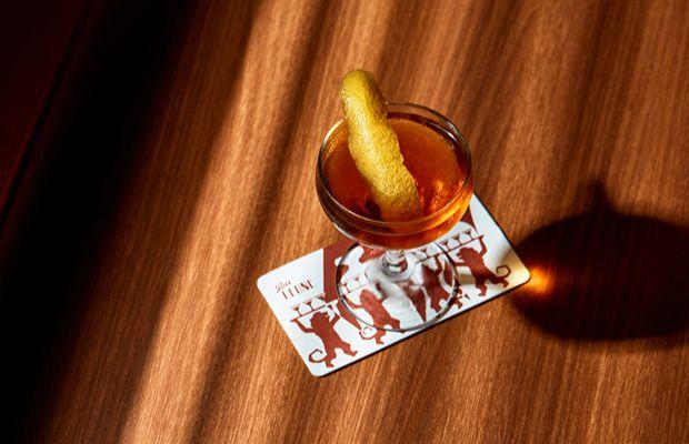 O Bar Leone caracteriza-se por servir bebidas simples e de elevada qualidade