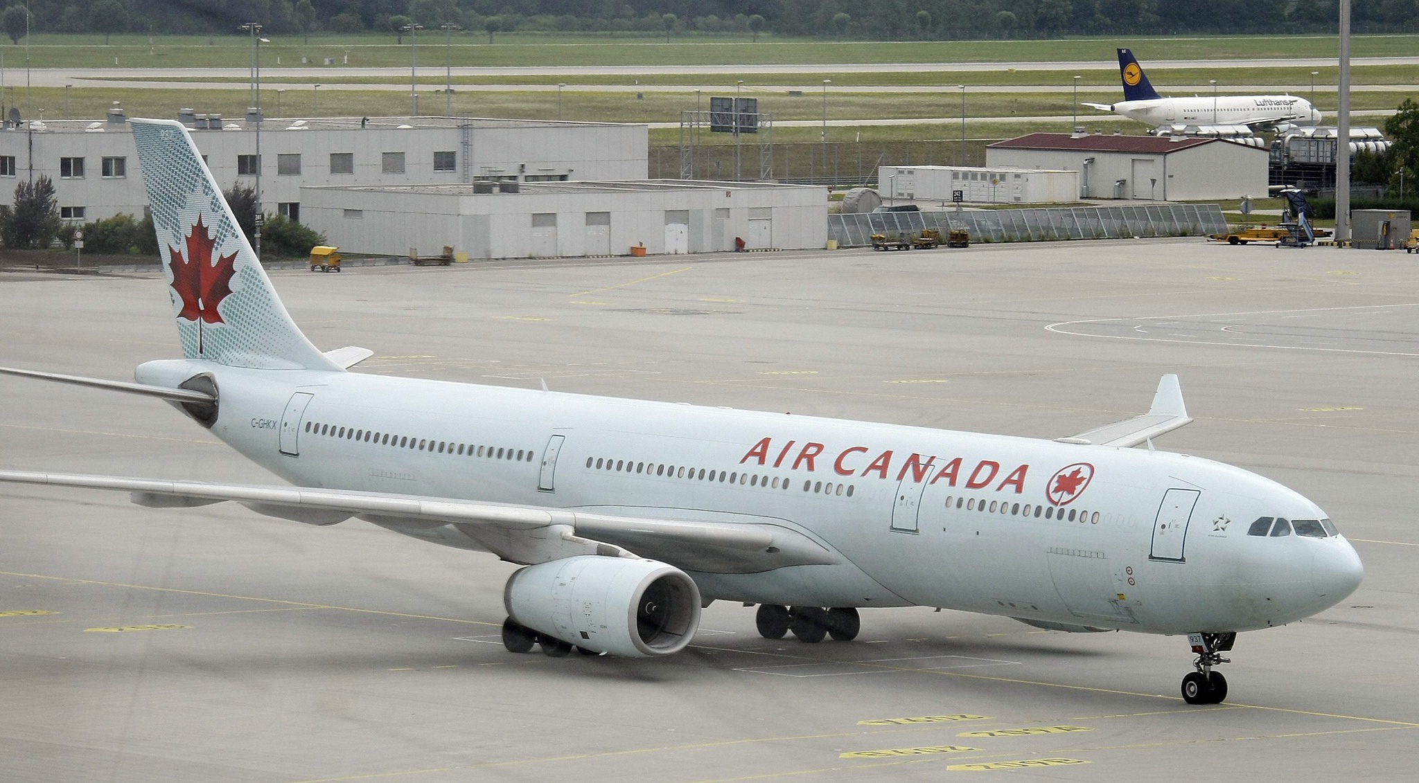 Air Canada flight AC 846 which is believed to carry German-Canadian arms dealer Karlheinz Schreiber from Toronto, arrives at Munich International airport August 3, 2009. The German-Canadian arms dealer facing tax evasion and corruption charges in Germany lost a last-ditch appeal on Sunday to stop his extradition when an Ontario judge rejected his application for an injunction. REUTERS/Michael Dalder (GERMANY POLITICS CRIME LAW BUSINESS)
