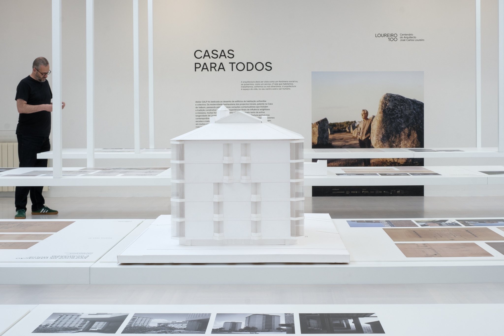 Manuel Roberto - 17 Outubro 2025 - PORTUGAL, Porto. Montagem da exposição LOUREIRO 100, no Lugar do Desenho. Centenário do Arquitecto José Carlos Loureiro. CASAS PARA TODOOS.