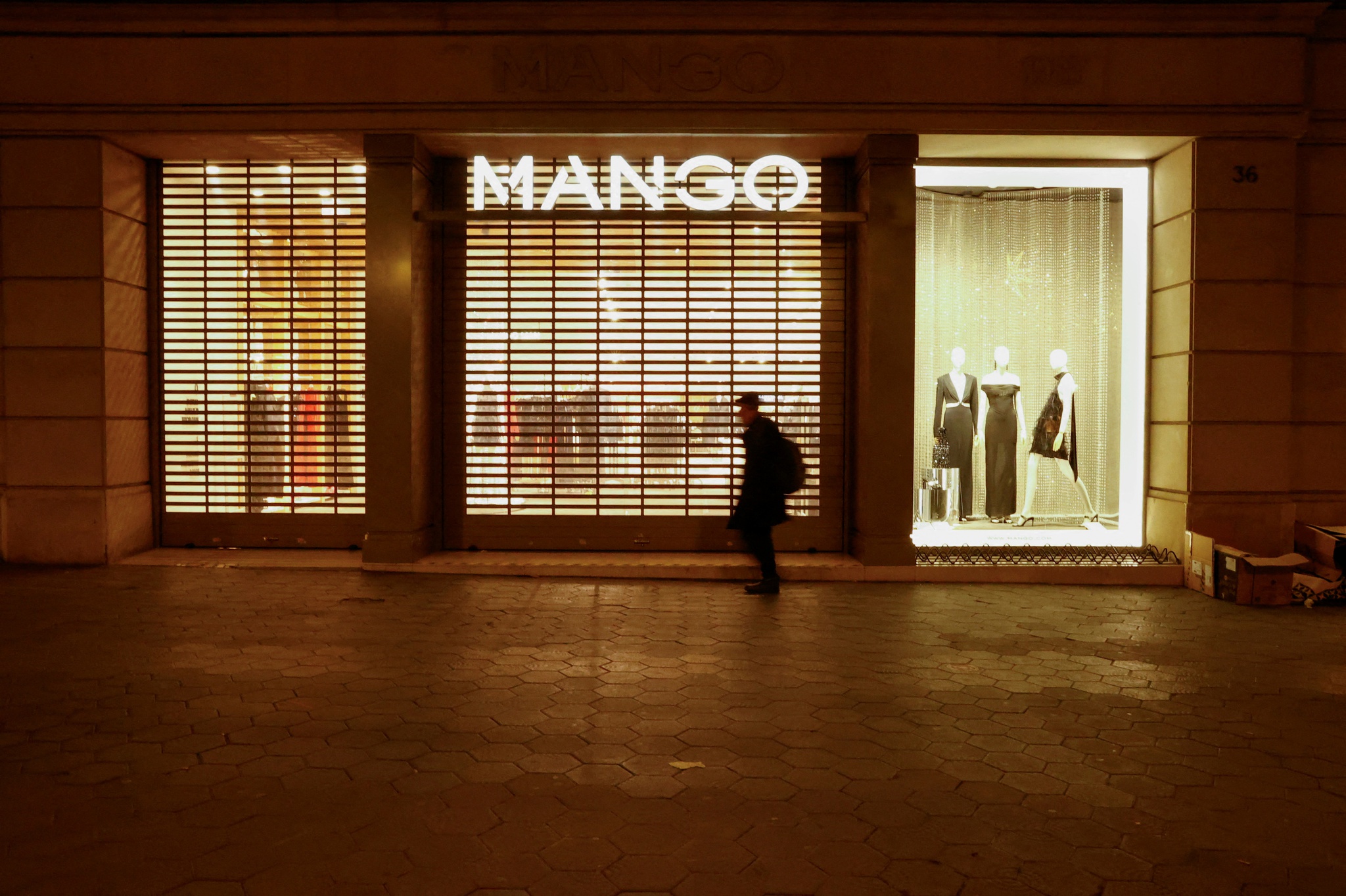 FILE PHOTO: People walk past a Mango store on Passeig de Gracia avenue, after the founder and owner of the fashion empire Mango, Isak Andic, died on Saturday, in Barcelona, Spain, December 15, 2024. REUTERS/Bruna Casas/File Photo