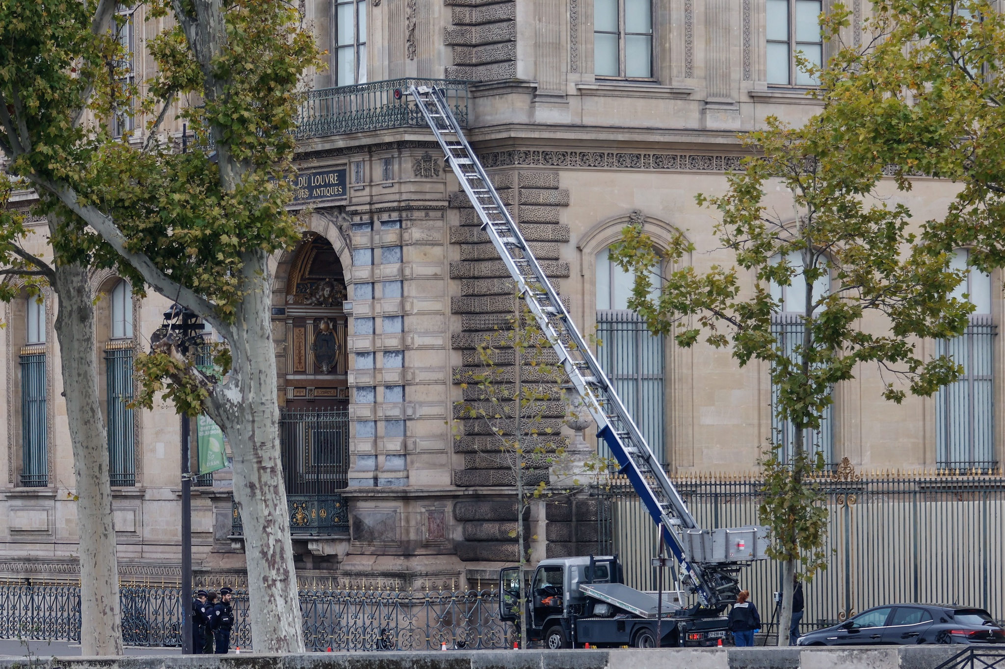 epa12464602 The extendable ladder (C) used by three thieves to access one of the upper floors of the museum is seen during the investigation at the southeast corner of the Louvre Museum on Quai Francois-Mitterrand, on the banks of the River Seine, after a robbery at the Louvre Museum in Paris, France, 19 October 2025. The Louvre Museum was targeted in a robbery by several criminals who smashed windows to steal jewelry. The museum was later closed. French Culture Minister Rachida Dati called it 'an attack on France’s cultural heritage.' EPA/Mohammed Badra