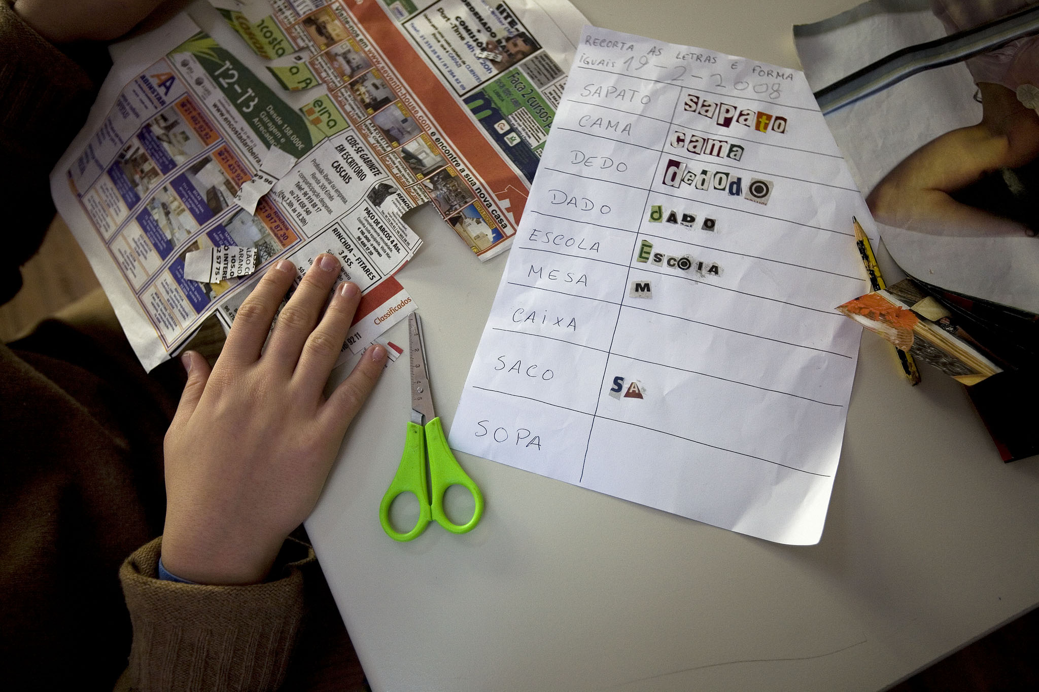 ATENCAO: NAO IDENTIFICAR NENHUMA DAS CRIANCAS
rg rui gaudencio - 20 fevereiro 2008 - reportagem sobre ensino especial e a ideia do governo de que todos os alunos com deficiencias e outras incapacidades sejam integrados no ensino regular - colegio eduardo claparede - ensino especial - alunos deficientes - artes plasticas - trabalhos manuais - recortes