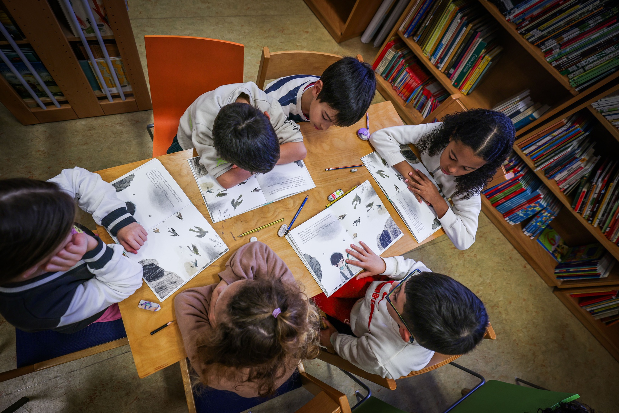 Daniel Rocha - 18 Fevereiro 2025 - PORTUGAL, Lisboa - Reportagem sobre o ensino do Português. Alunos do 2.º ano da Escola Básica do 1.º ciclo com Jardim-de-Infância Engenheiro Ressano Garcia. Leitura na biblioteca