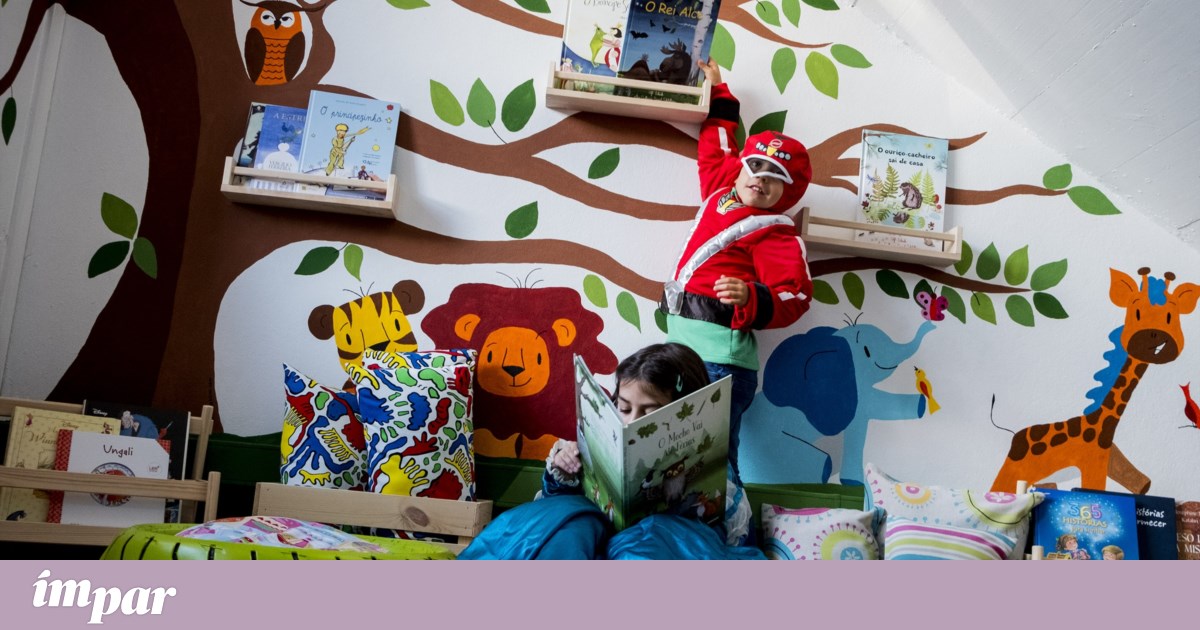 At Santa Maria Hospital, a book opens and "you go to a place with less pain and white coats"