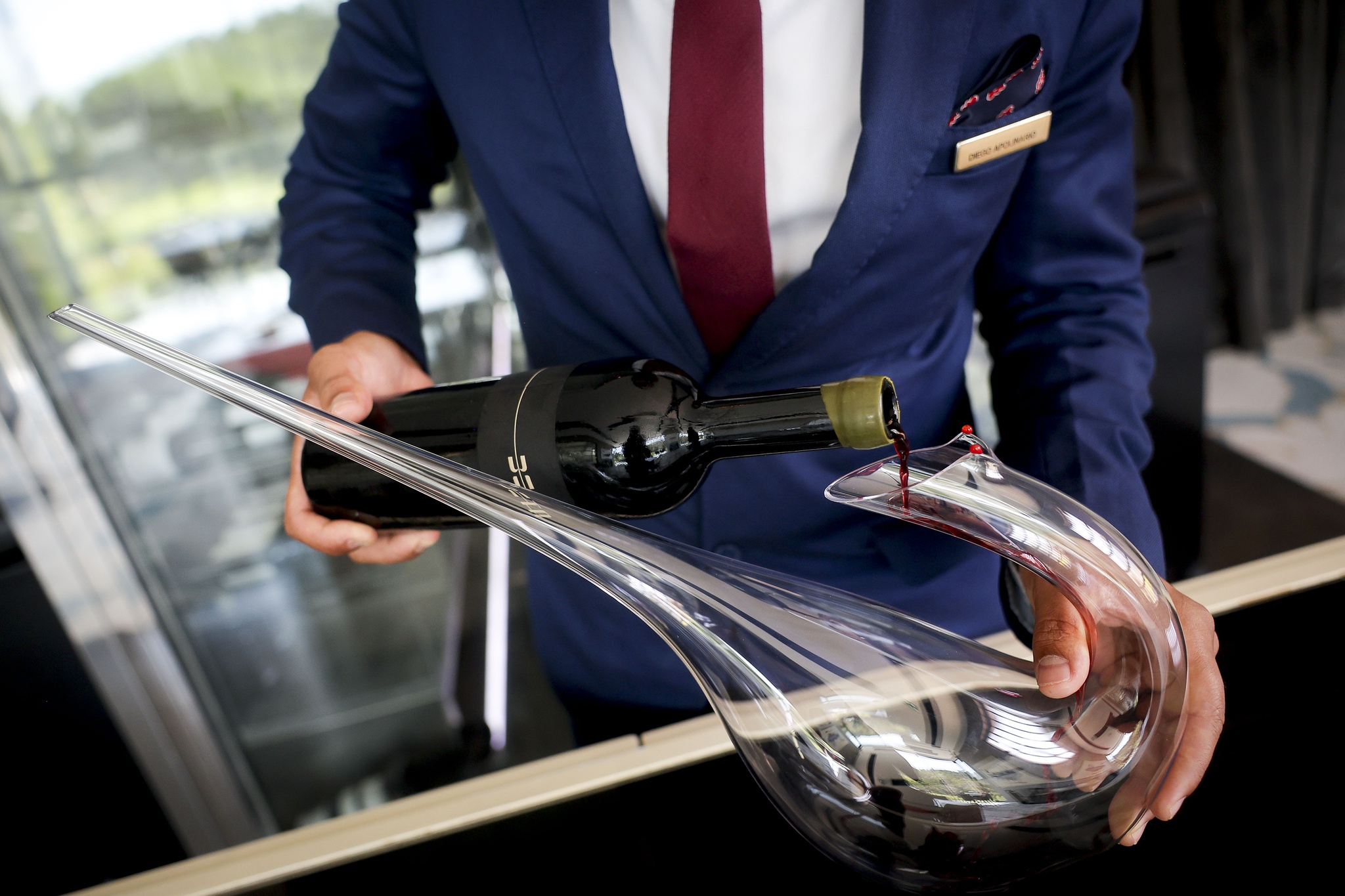 Nuno Ferreira Santos - 14 Agosto 2025 - Portugal, Sintra - Diego Apolinário, sommelier brasileiro do restaurante LAB by Sergi Arola. Sommeliers estrangeiros. Decanter, decantar vinho