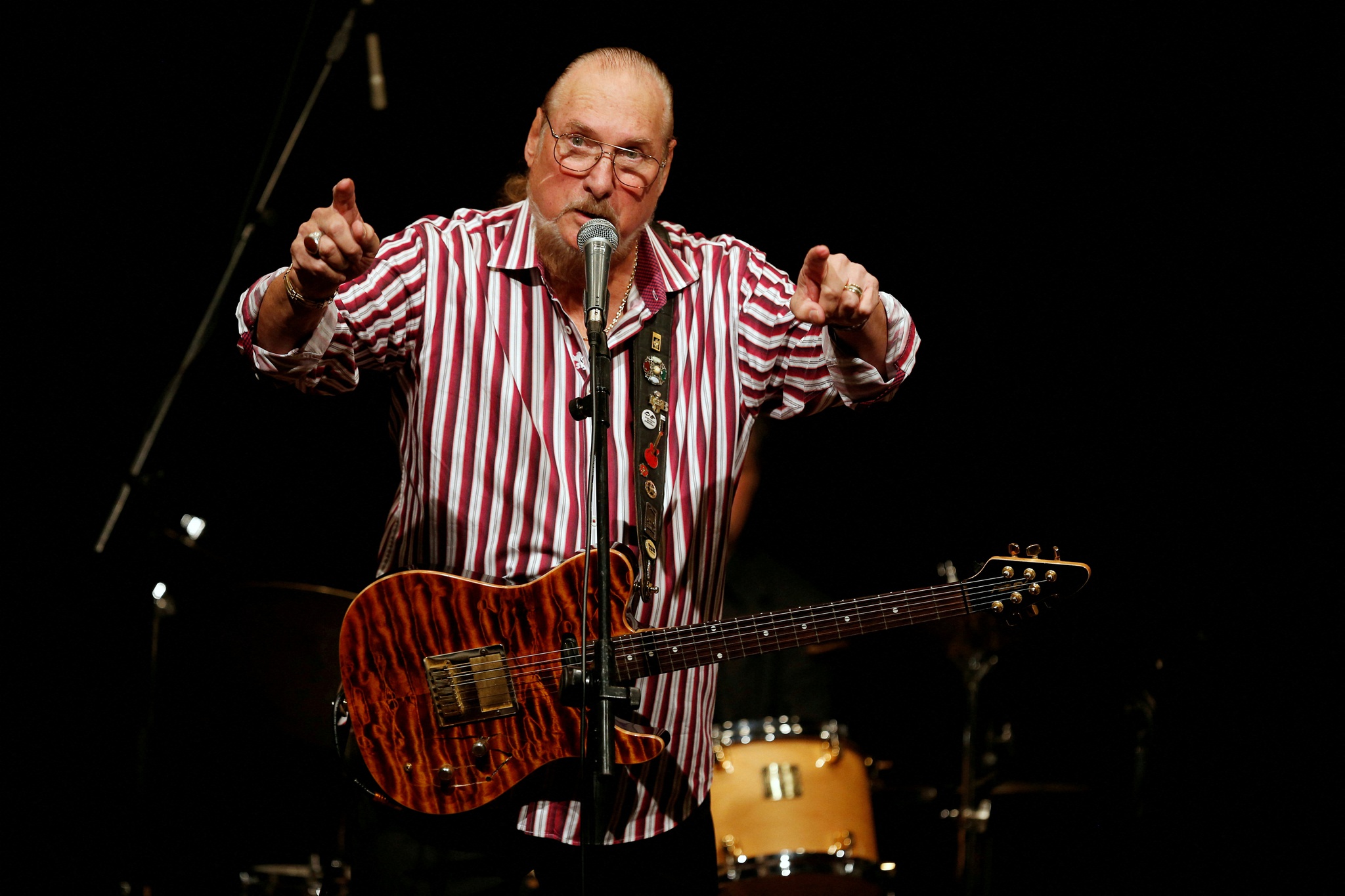 FILE PHOTO: Guitarist Steve Cropper performs during the donation ceremony of three of his Fender guitars to the Smithsonian National Museum of American History in Washington, U.S., December 1, 2016. REUTERS/Gary Cameron/File Photo