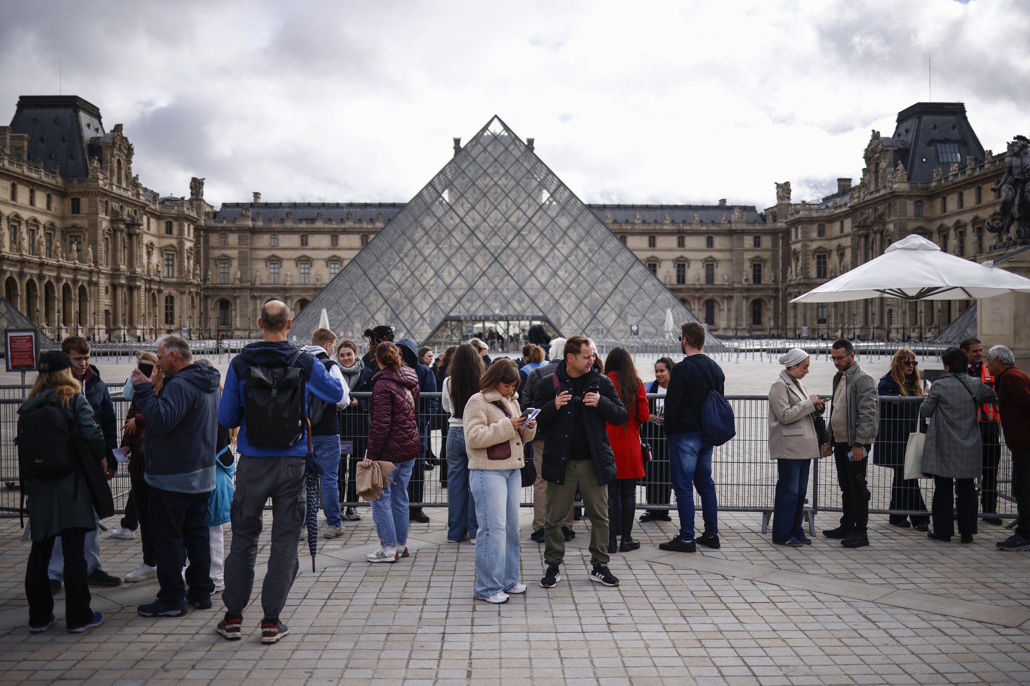 museus,politica-cultural,culturaipsilon,museu-louvre,greve,franca,
