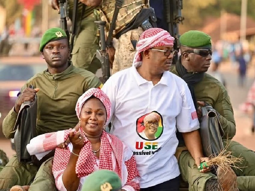 Dinísia Reis Embaló com o marido durante a campanha eleitoral para as presidenciais de 23 de Novembro
