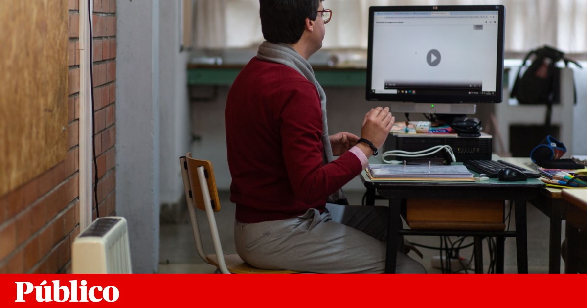 Against 'veiled threats', teachers say linking lesson summaries to pay is 'abusive and illegal'