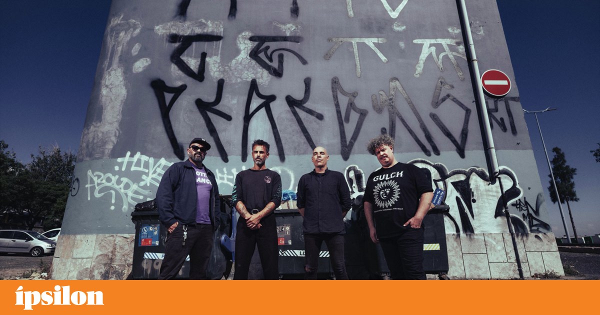 Single Mothers: 'We have to take our eyes off our mobile phones and be together again'