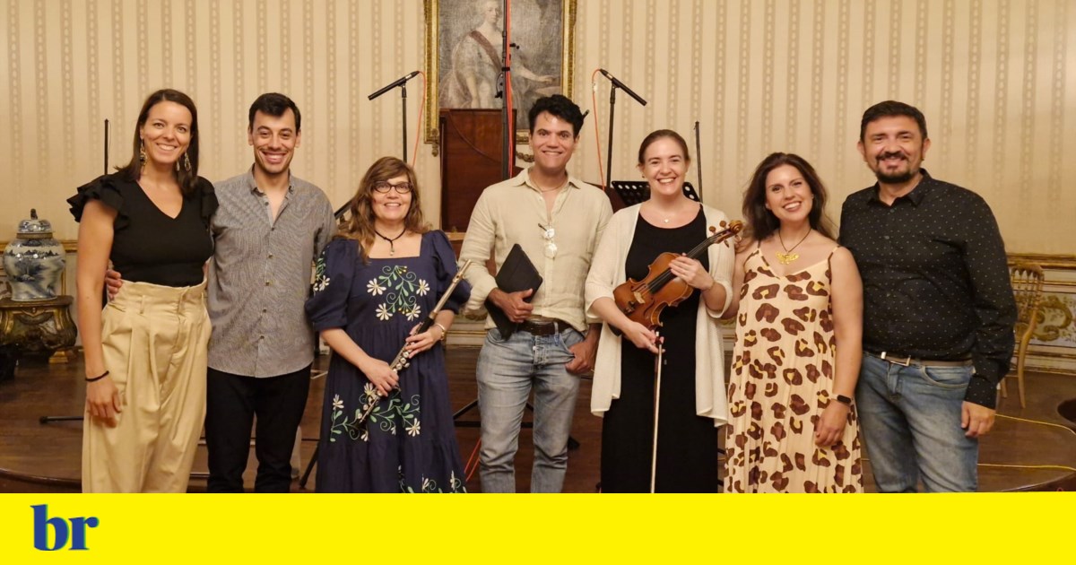 Brazilian and Portuguese musicians perform 18th-century modinhas: origins of fado