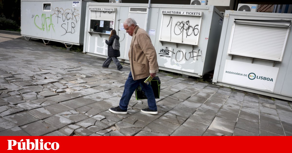 Awaiting repairs for years, the broken floor at Campo Grande terminal is a hazard