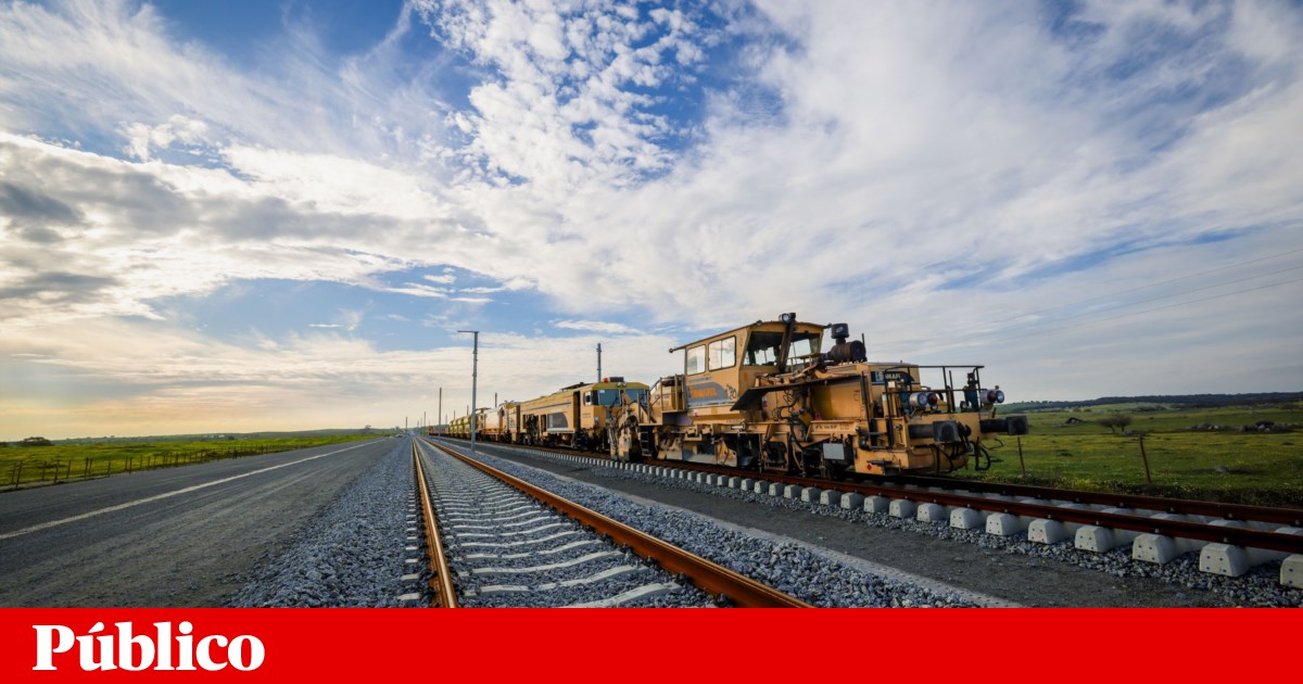 Pinto Luz visits railway project now six years behind schedule