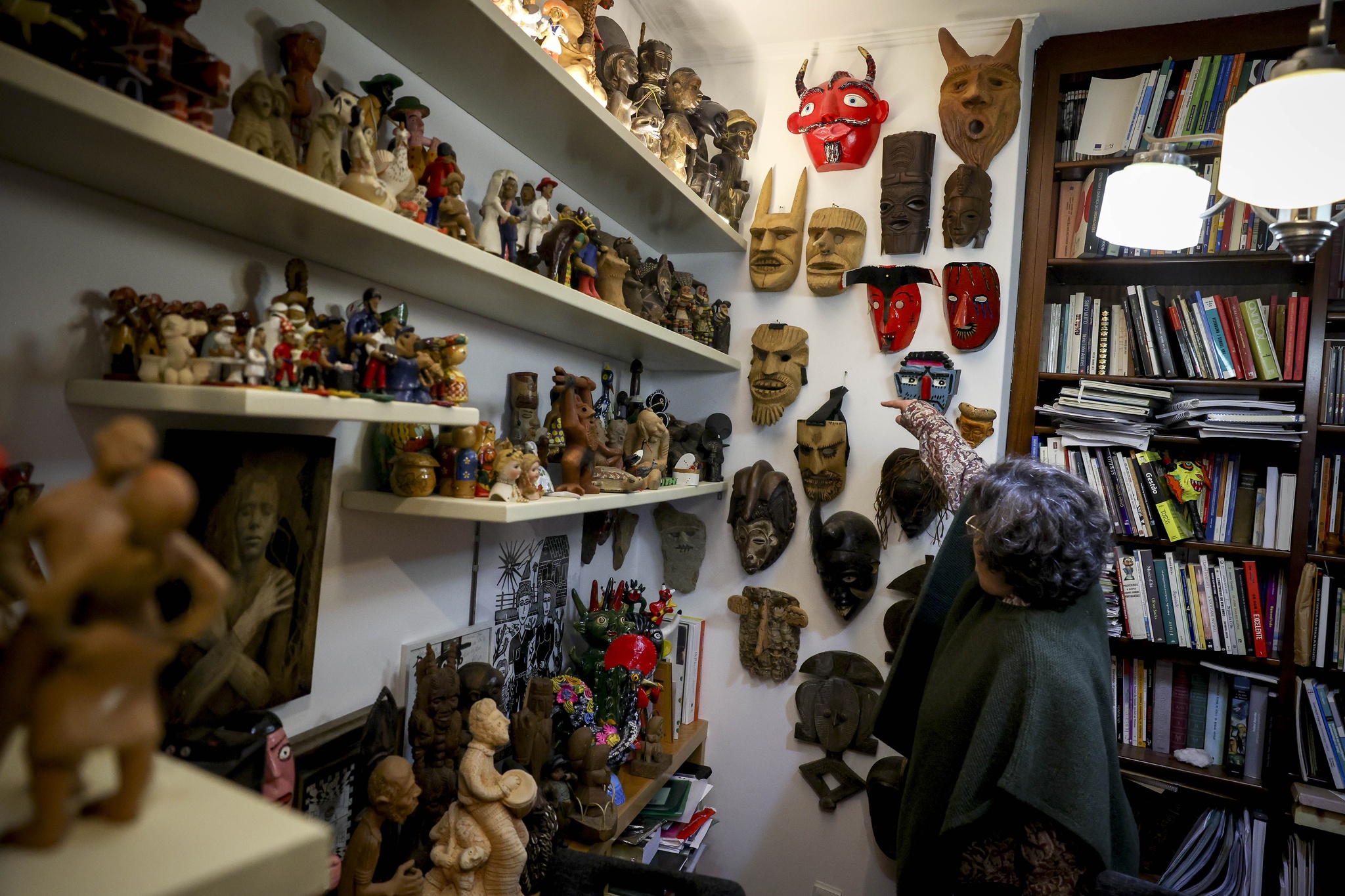 NFS - Nuno Ferreira Santos - 20 Janeiro 2026 - Retratos da coleccionadora de artesanato Alexandra Ribeiro Simões , em sua casa com muito artezanato exposto