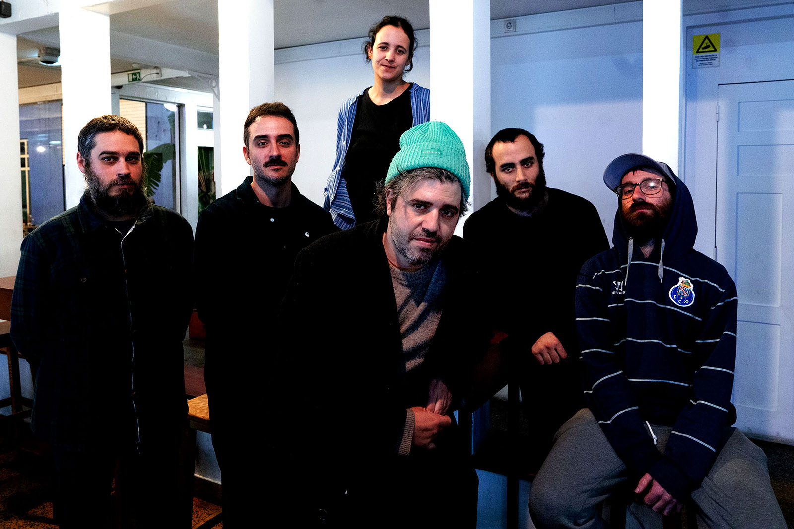 PP  20 DEZEMBRO 2026 PORTO MAUS HABITOS CONCERTO Duques do Precariado

Foram dois, foram cinco, agora talvez sejam mais, talvez sejam menos. São o Pedro Mendonça e o João Fragoso, de certeza. Deram-se a conhecer, em 2023, com "Antropocenas", através dele temos entrada directa para o universo peculiar de letras acutilantes e irónicas, sobre questões sociais e políticas, incluindo a precariedade no trabalho, os traumas históricos e a vida na cidade. No final de 2025, estará disponível o seu segundo álbum, uma vez mais editado pela Lux Records