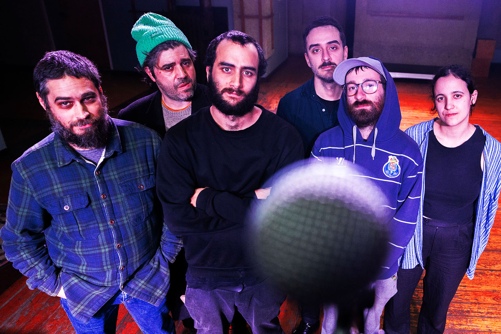 PP  20 DEZEMBRO 2026 PORTO MAUS HABITOS CONCERTO Duques do Precariado

Foram dois, foram cinco, agora talvez sejam mais, talvez sejam menos. São o Pedro Mendonça e o João Fragoso, de certeza. Deram-se a conhecer, em 2023, com "Antropocenas", através dele temos entrada directa para o universo peculiar de letras acutilantes e irónicas, sobre questões sociais e políticas, incluindo a precariedade no trabalho, os traumas históricos e a vida na cidade. No final de 2025, estará disponível o seu segundo álbum, uma vez mais editado pela Lux Records