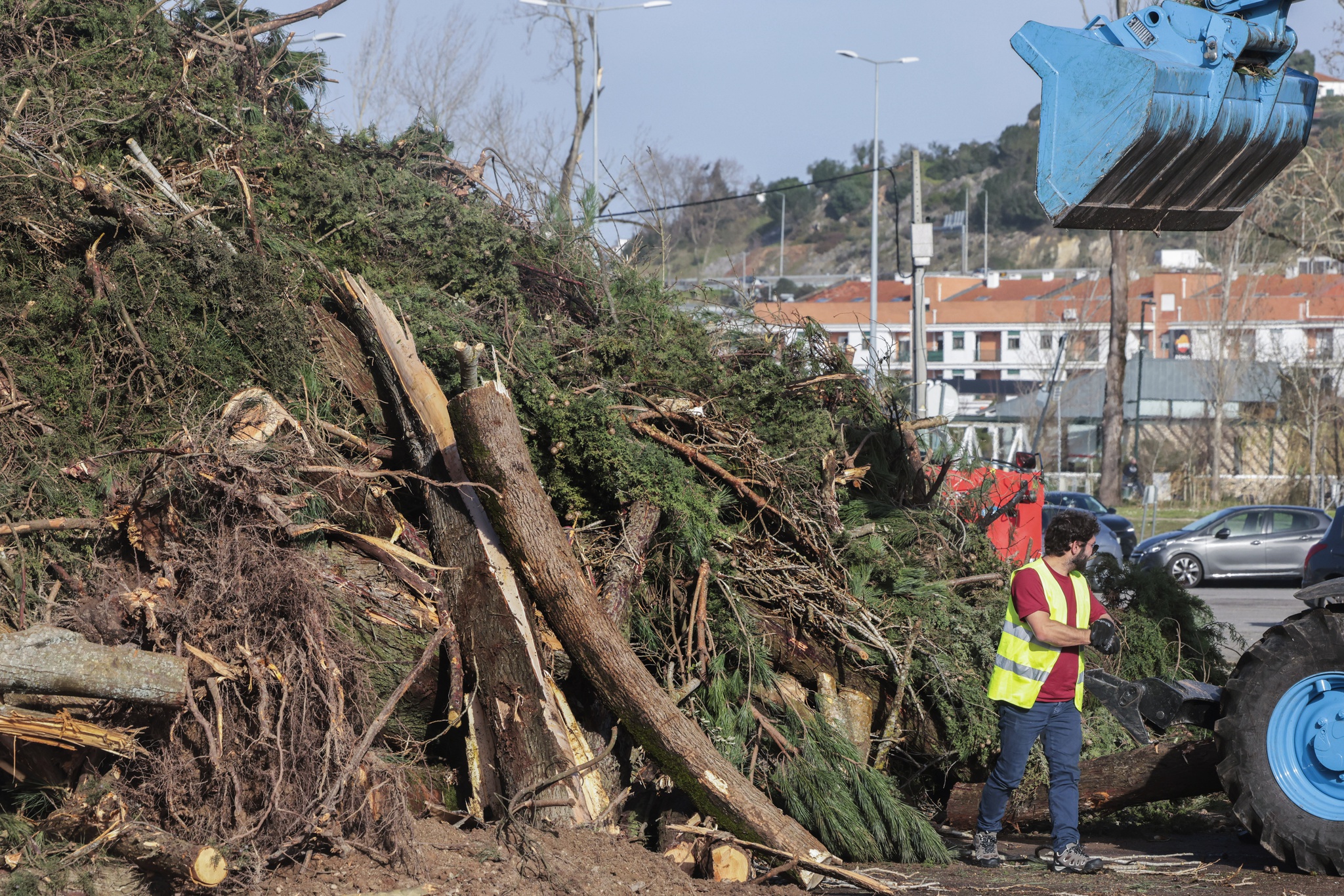 Voluntários removem detritos provocados pela passagem da depressão Khistin, no centro da cidade de Leiria, 31 janeiro 2026. O Governo decretou situação de calamidade entre as 00:00 de quarta-feira até às 23:59 de dia 01 de fevereiro para cerca de 60 municípios, número que pode aumentar. MANUEL DE ALMEIDA/LUSA