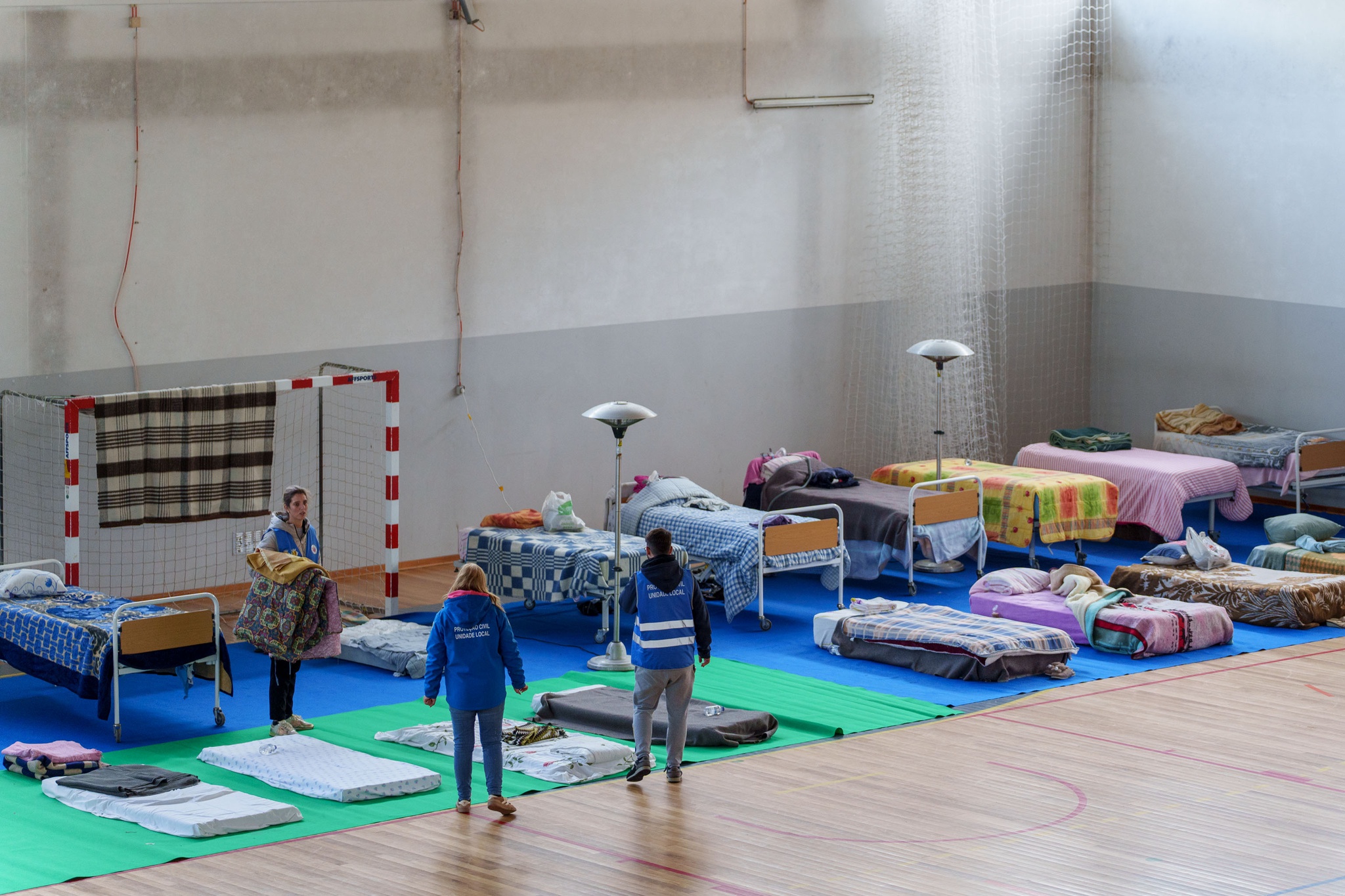 Sérgio Azenha - 2 Fevereiro 2026 - PORTUGAL, Pombal - Passagem de depressões sucessivas. Mau tempo chuva intensa e ventos fortes. Danos causados pela depressão kristin. Voluntários preparam camas no pavilhão gimnodesportivo do Souto da Carpalhosa para ajudar a população em dificuldades após a passagem da depressão Kristin
