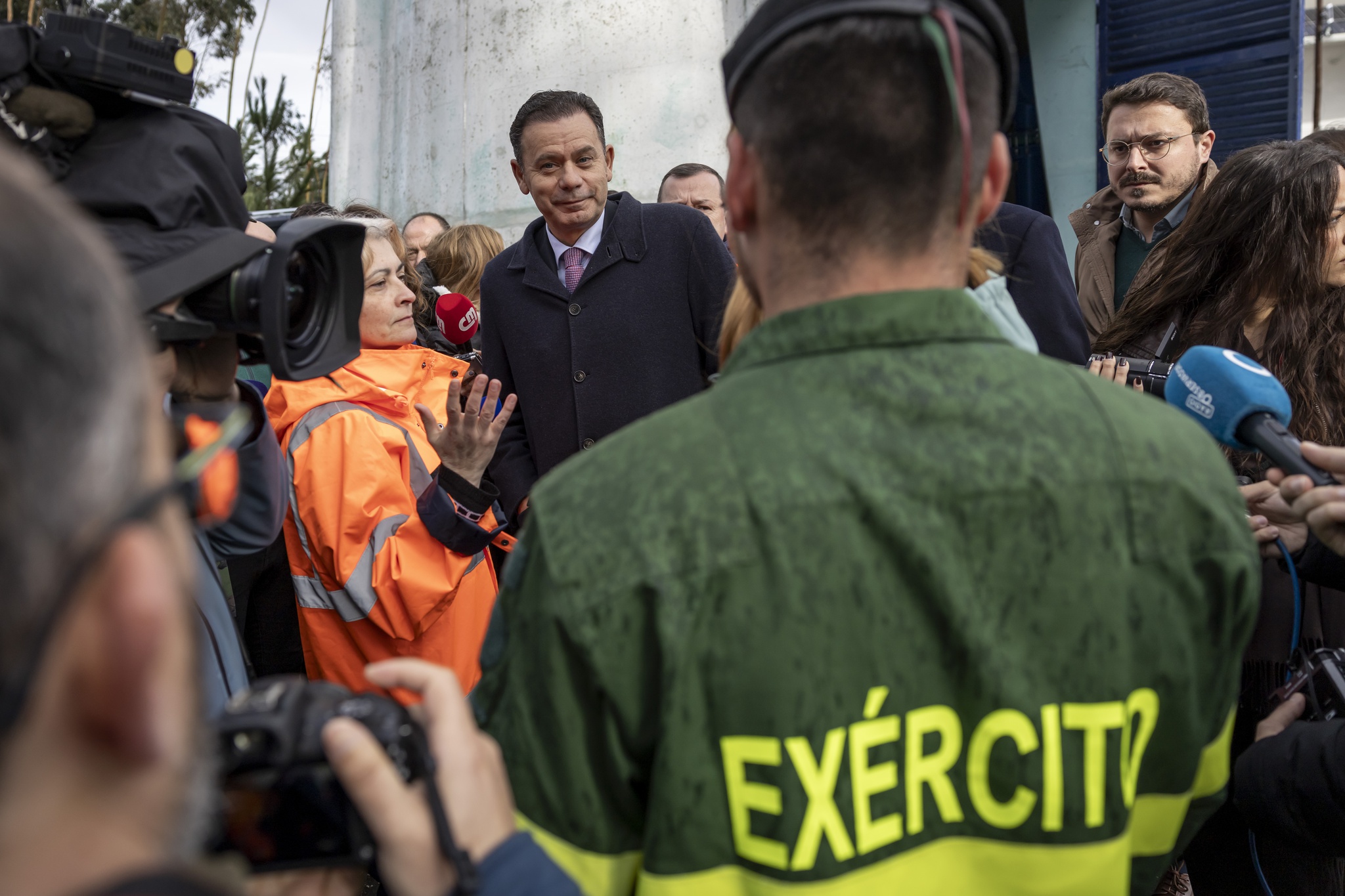 Luís Montenegro à chegada a um reservatório, no concelho de Pombal, onde faltam recursos humanos para fazer a monitorização