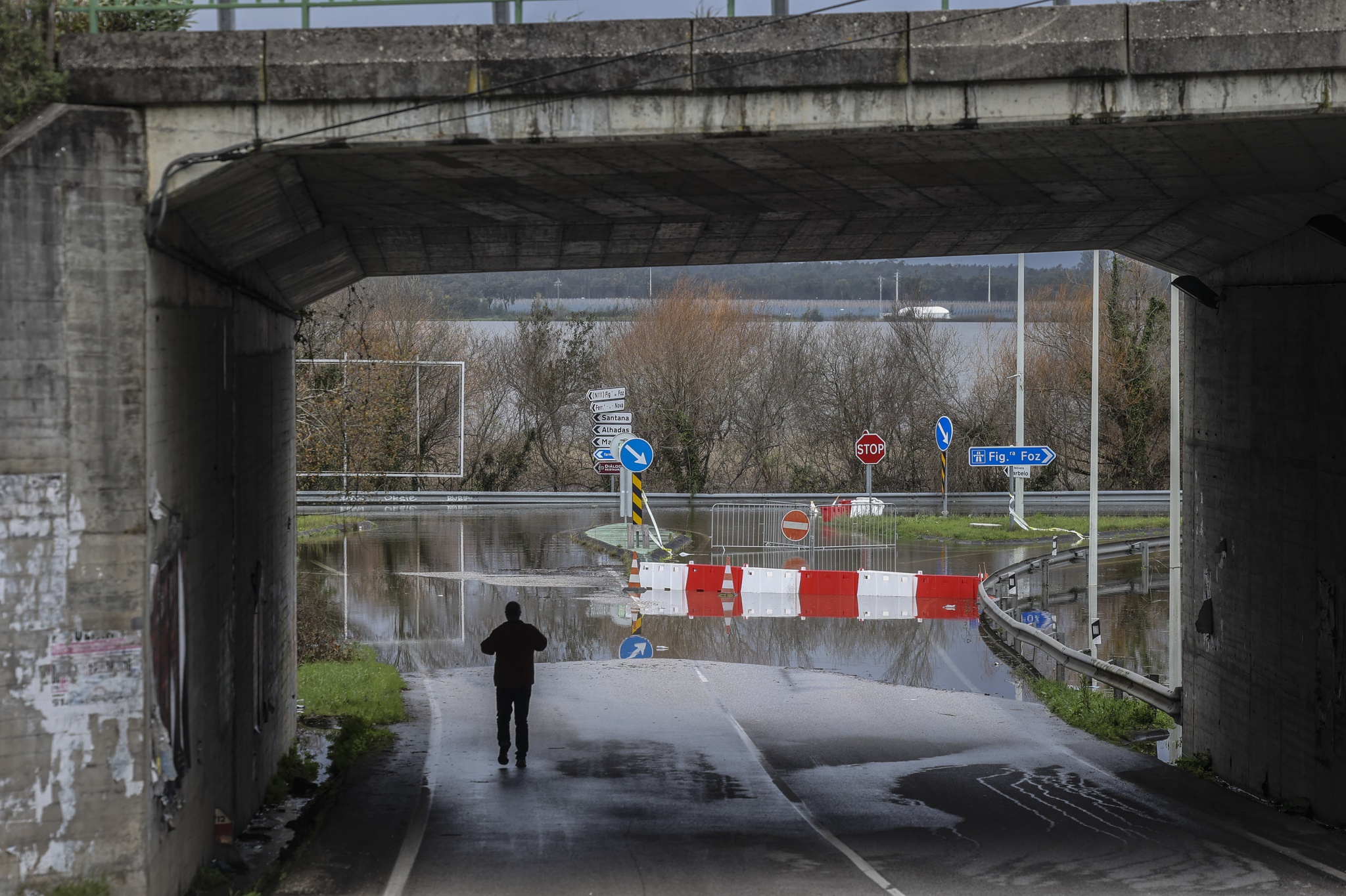 Acesso à autoestrada A14, que está encerrada entre Montemor-o-Velho e a Figueira da Foz, devido à subida da água do Rio Mondego que está a causar inundações no Baixo Mondego, em Montemor-o-Velho, 03 de fevereiro de 2026. A passagem da depressão Kristin pelo território português deixou um rasto de destruição, causou cinco mortos e vários desalojados. PAULO NOVAIS/LUSA