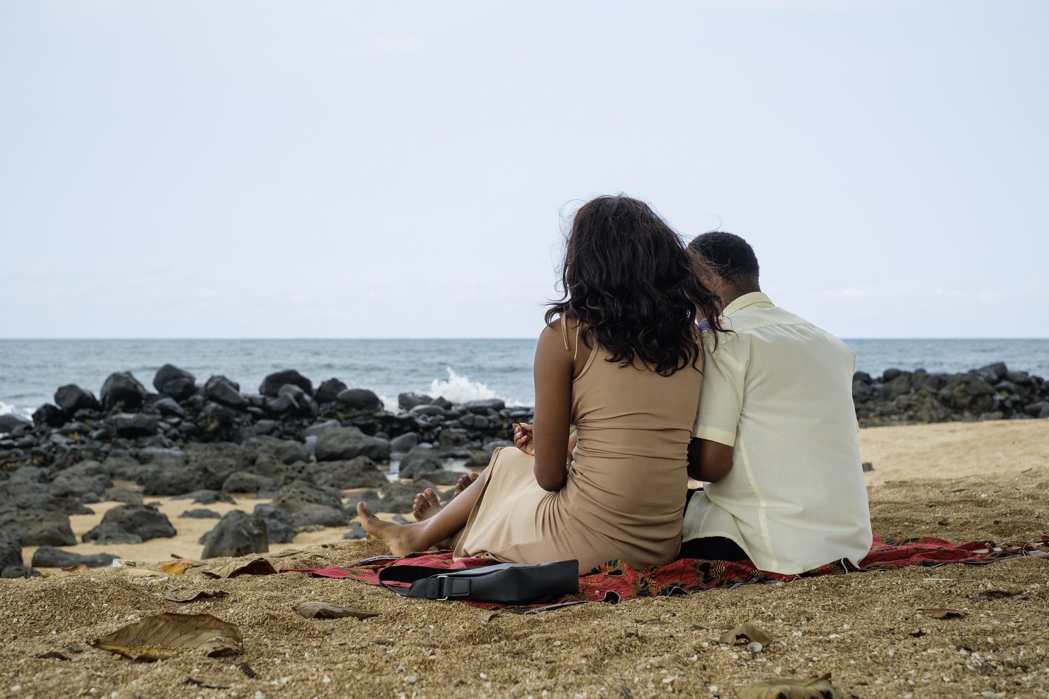 Manuel Roberto - 7 Julho 2025 - São Tomé e Príncipe, São Tomé - Reportagem das comemorações dos 50 Anos da Independência de São Tomé e Príncipe. Namorados na praia