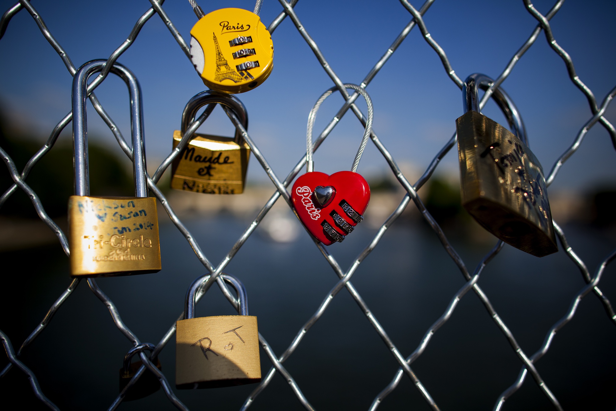 evr Enric Vives-Rubio -11 junho 2014 - franca, paris - Pont des Arts , ponte das artes de Paris, onde os turistas deixam cadeados como simbolo do seu amor e deitam as chaves ao rio Sena. Esta pratica esta a provocar estragos na ponte devido ao excesso de peso e poluicao no rio