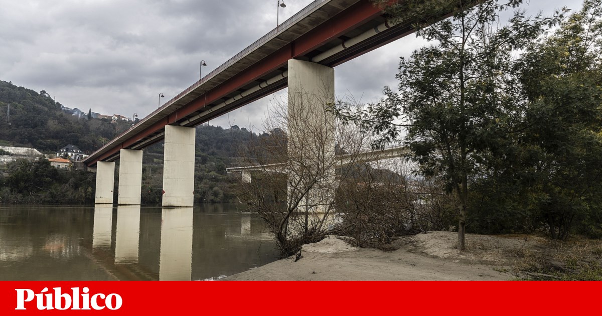 “O rio é uma sepultura grande”: 25 anos depois, ainda há feridas em Castelo de Paiva | Reportagem “O rio é uma sepultura grande”: 25 anos depois, ainda há feridas em Castelo de Paiva | Reportagem